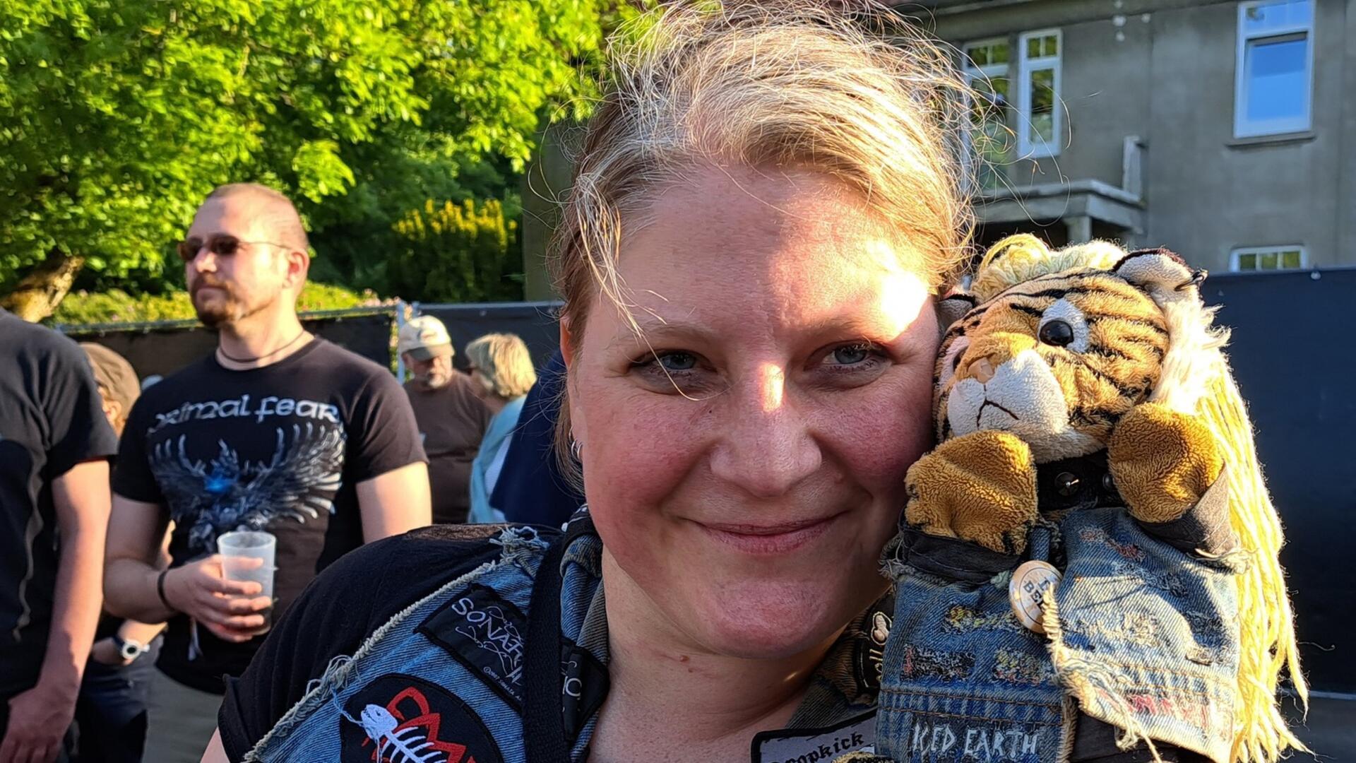 Die Metal-Katze war 2023 noch mit Frauchen Inga Ernst beim Rock-House-Festival in Loxstedt. Nach einer Party im Bremerhavener „Shiva“ im Oktober ist die Katze nicht mehr nach Hause gekommen.