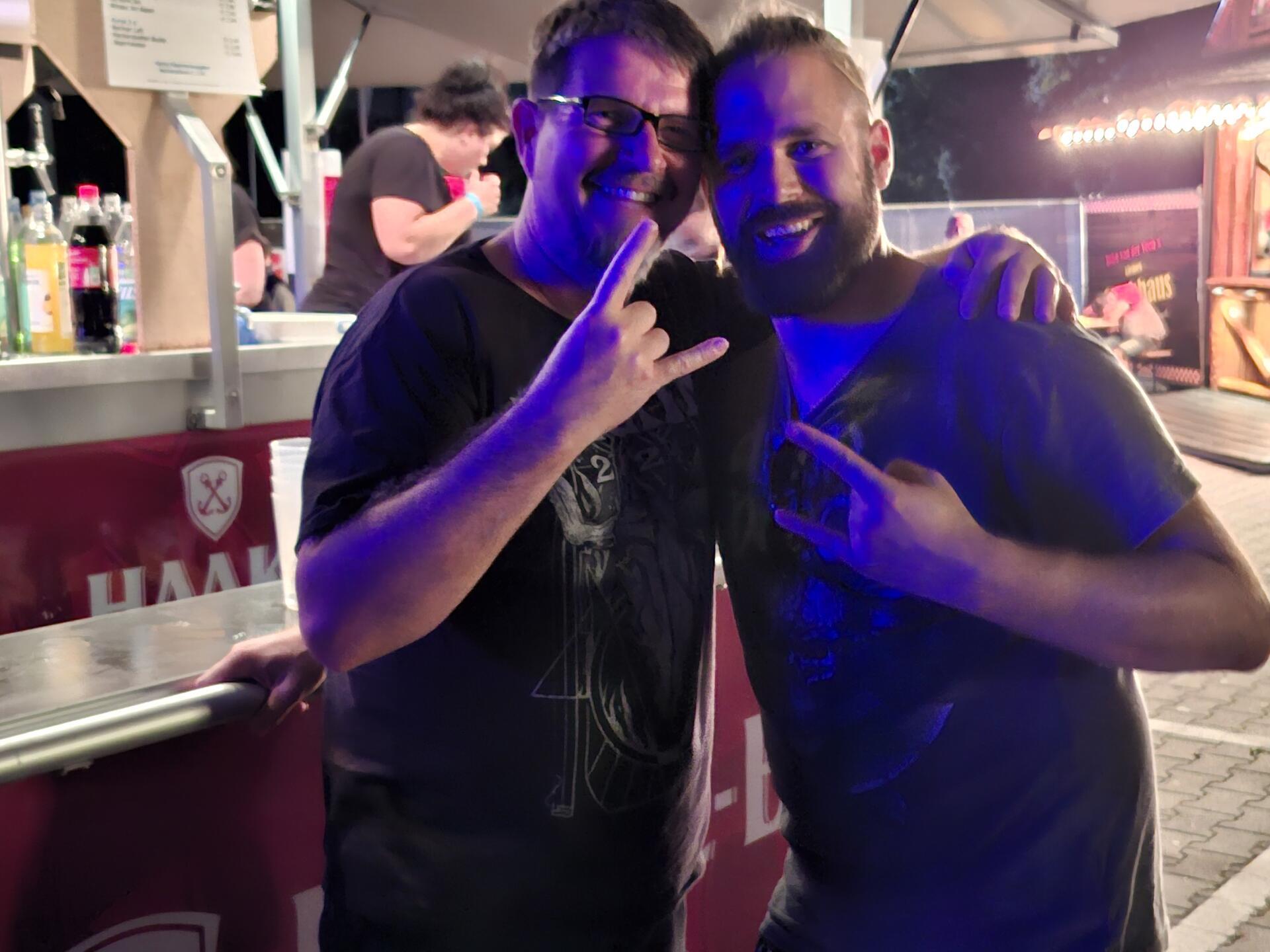 Die Metalfans Martin und Christian sind begeistert von der Show, die Stahlzeit a...