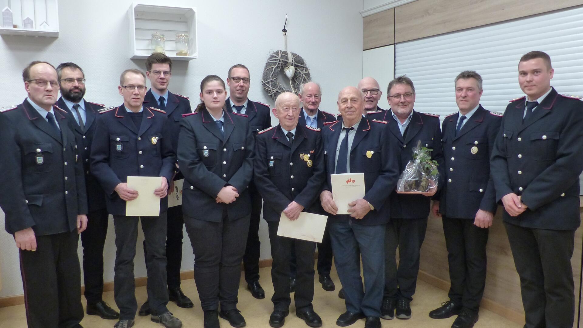 Die Mitglieder der Freiwilligen Feuerwehr Sassenholz (von links): Ortsbrandmeister Carsten Hinck, René Henseling, Hartwig Dubbels, Thies Lahde, Johanna Burfeind, Christian Holsten, Gerhard Pape, Günther Behrens, Wilhelm Münzel, Heinrich Holsten, Gert Viebrock, stellvertretender Ortsbrandmeister Heiko Bösch, 1. stellvertretender Gemeindebrandmeister Sascha Ortmann.