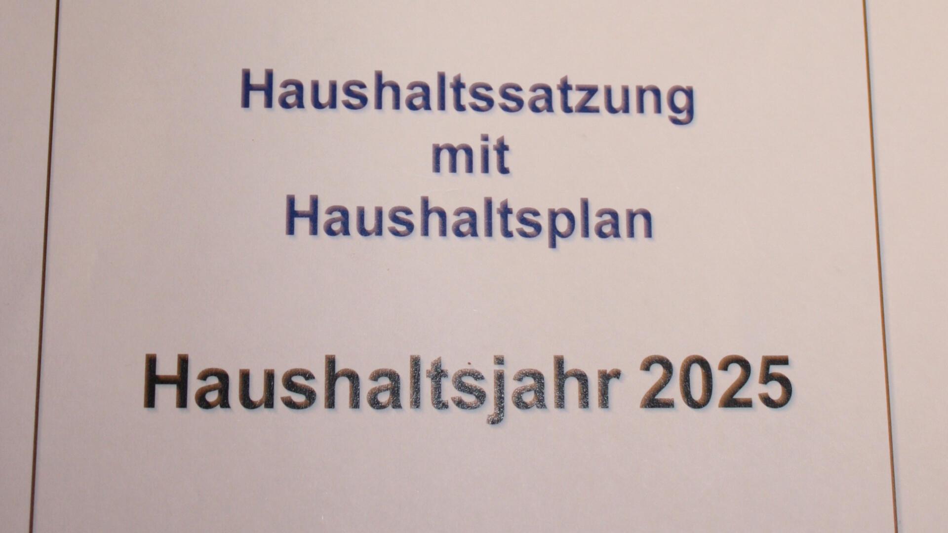 Deckblatt mit dem Schriftzug "Haushaltssatzung mit Haushaltsplan - Haushaltsjahr 2025"