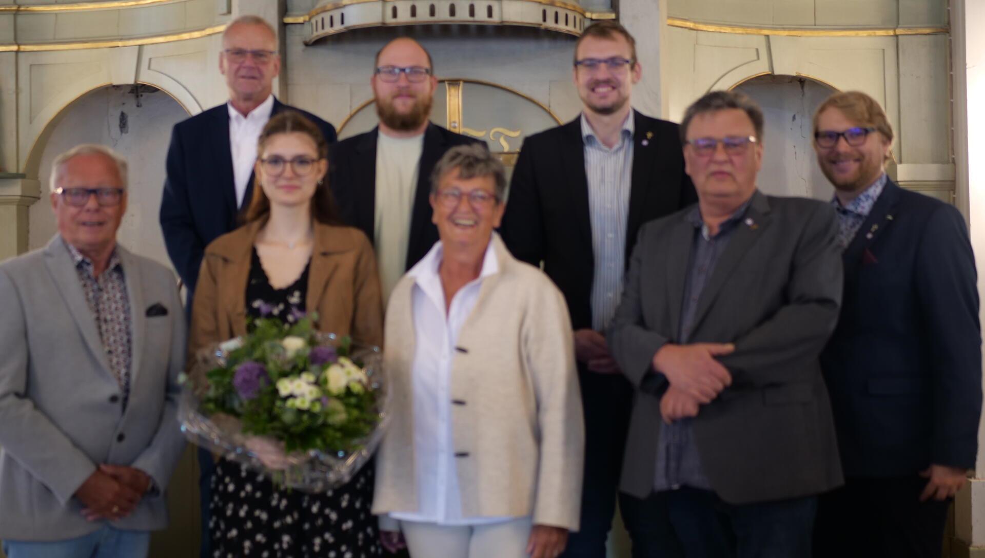 Die Mitglieder des Gnarrenburger Kirchenvorstandes: Uwe Bredehöft (vorne von links), Merle Drost, Regina Ecker, Norbert Steffens, Jan Luca Semken sowie Cord Schöning (hinten von links), Fabian Marcel Brandt und Philipp Logemann. Es fehlt Claudia Metscher.