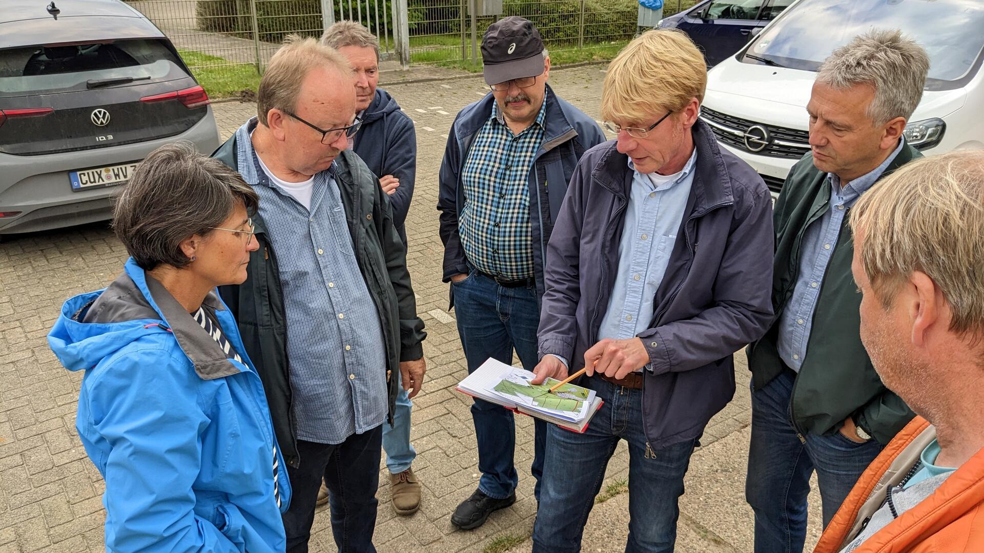 Die Mitglieder des Hagener Bauausschusses informierten sich beim Wasserwerk Häsebusch über den Zustand der Waldwege im Gemeindebesitz. Bauamtsvertreter Jörn Deharde berichtete von den Planungen.