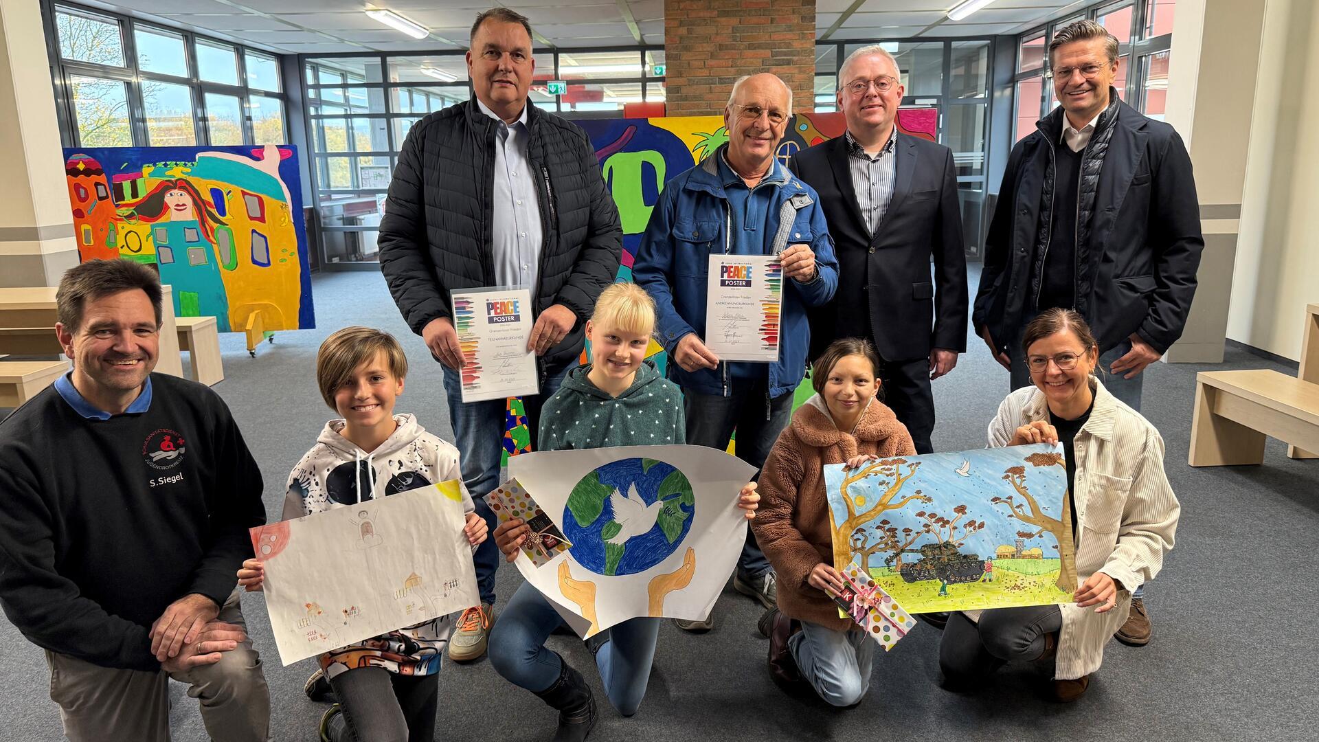 Die Mitglieder des Lions Club Ad Schijven (obere Reihe von links), Hinrich Busch, Lars Druske und Michael Thölken mit Klassenlehrer Sören Siegel (untere Reihe von links) Meliena Ellssel, Mia Brümmer, Safina Stern und Schulleiterin Astrid Junge.