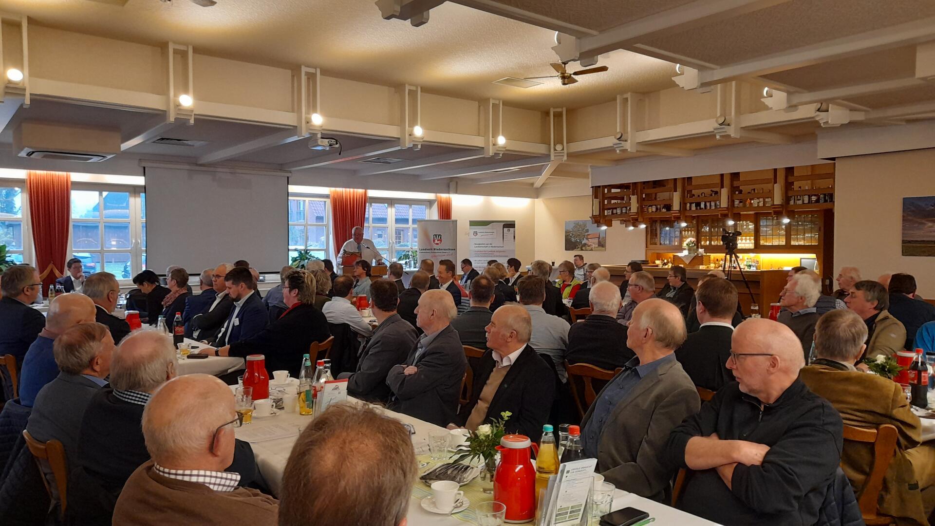 Die Mitgliederversammlung des Landvolk-Kreisverbandes Bremervörde-Zeven fand im Gasthof „Zur Linde“ in Brauel statt. Ein besonderer Höhepunkt war der Blick der ehemaligen Vorsitzenden der Kreisverbände Bremervörde und Zeven auf die 75-jährige Geschichte der Vereine.