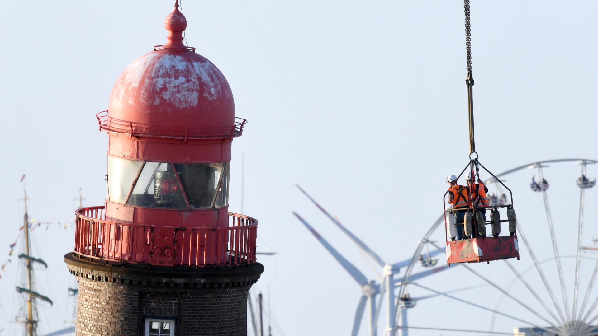 Schiefer Turm der Nordmole mit rotem Dach.