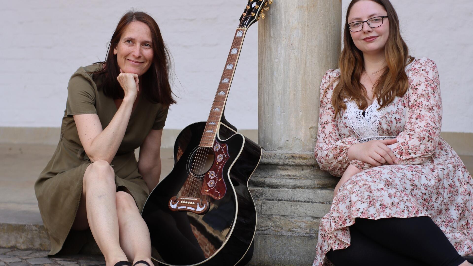 Die Musikbibliothek lädt ein zu Poetry und Musik mit der Poetry-Slammerin Helen Seidenfeder (rechts) aus Schleswig-Holstein und der Ahrensburger Liedermacherin Stephanie Arndt.