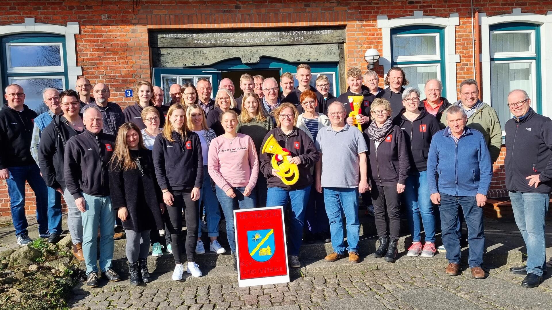 Gruppenfoto der Musikerinnen und Musiker des Musikzugs Kirchtimke