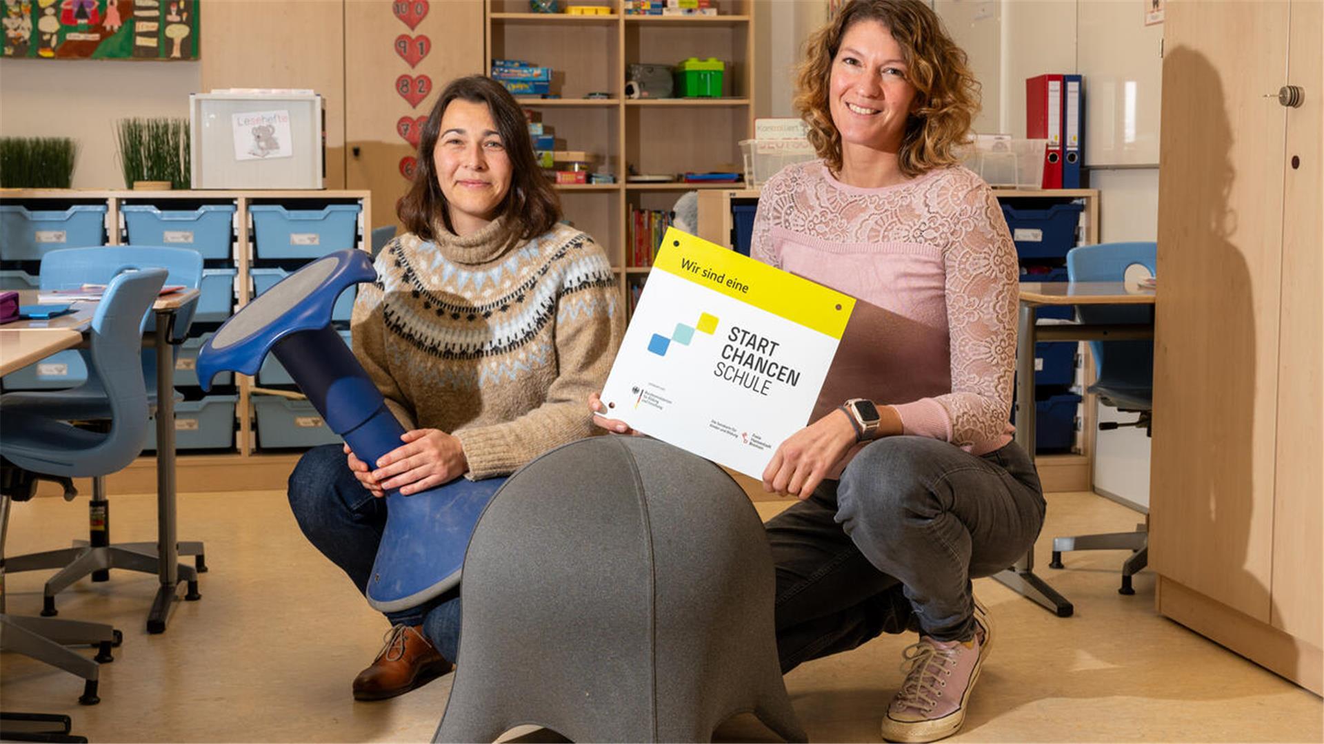 Silke Grimm, Schulleiterin der Neuen Grundschule Geestemünde (rechts), und Yasemin Eberlein vom Bremerhavener Schulamt