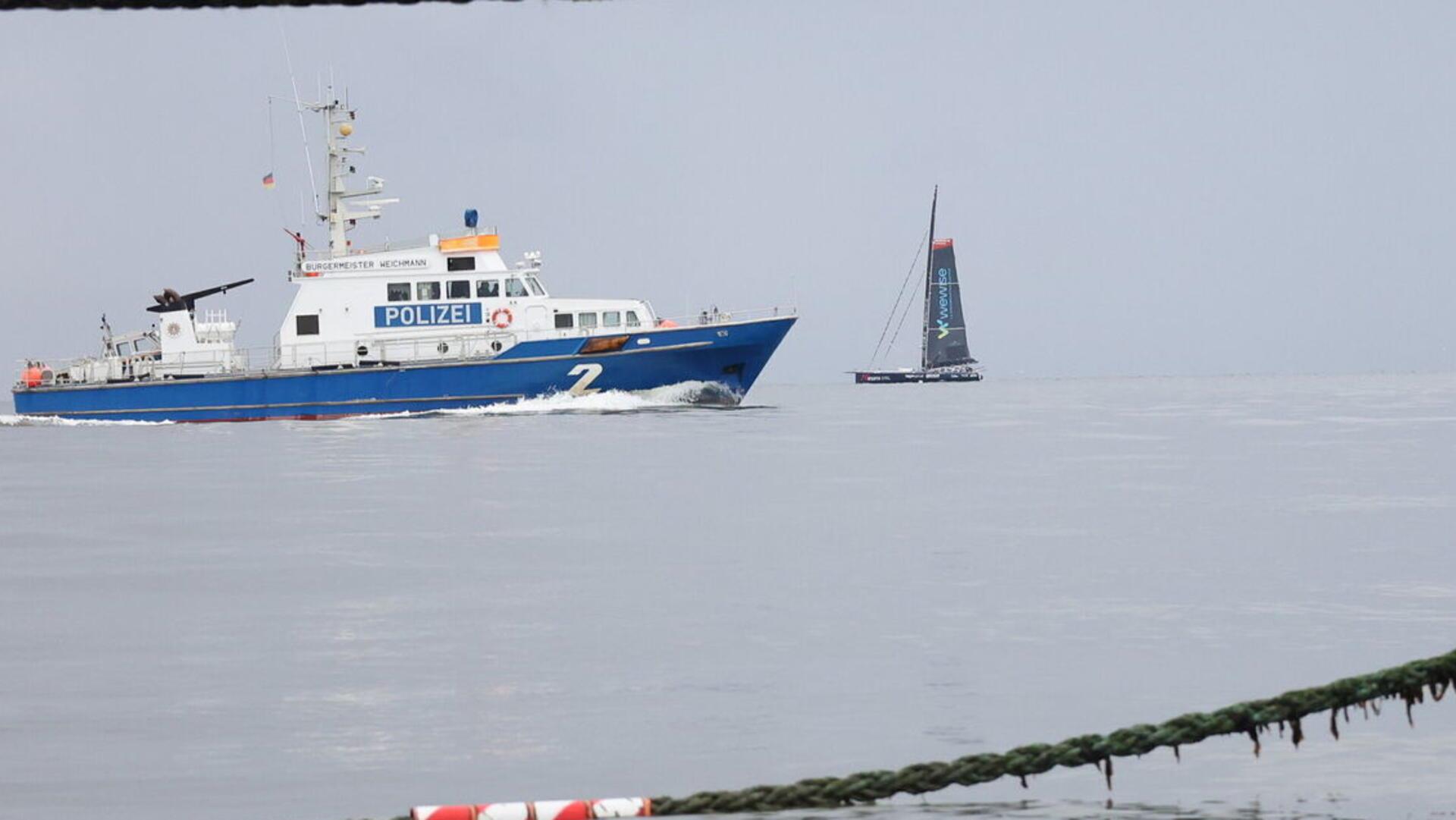 Die „Nexans-Wewise“ (rechts) nach dem Auslaufen aus dem Cuxhavener Hafen auf dem Weg nach Frankreich. Skipper Fabrice Amedeo will in der kommenden Woche wieder in Cuxhaven ankommen.