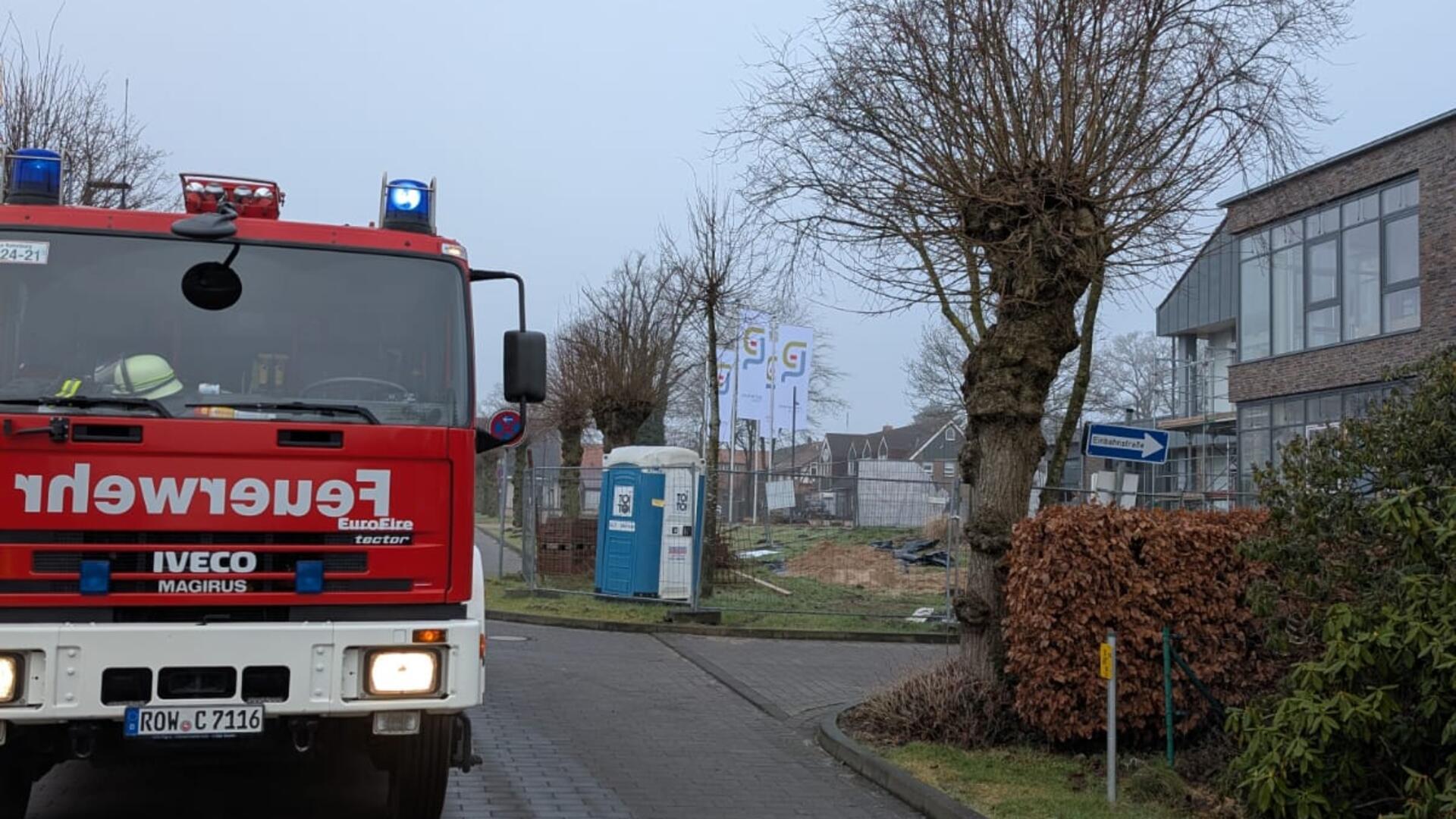 Die Ölspur war stellenweise bis zu zwei Meter breit. In Abstimmung mit der Straßenmeisterei wurde daher eine Fachfirma zur Reinigung der Straße hinzugezogen.