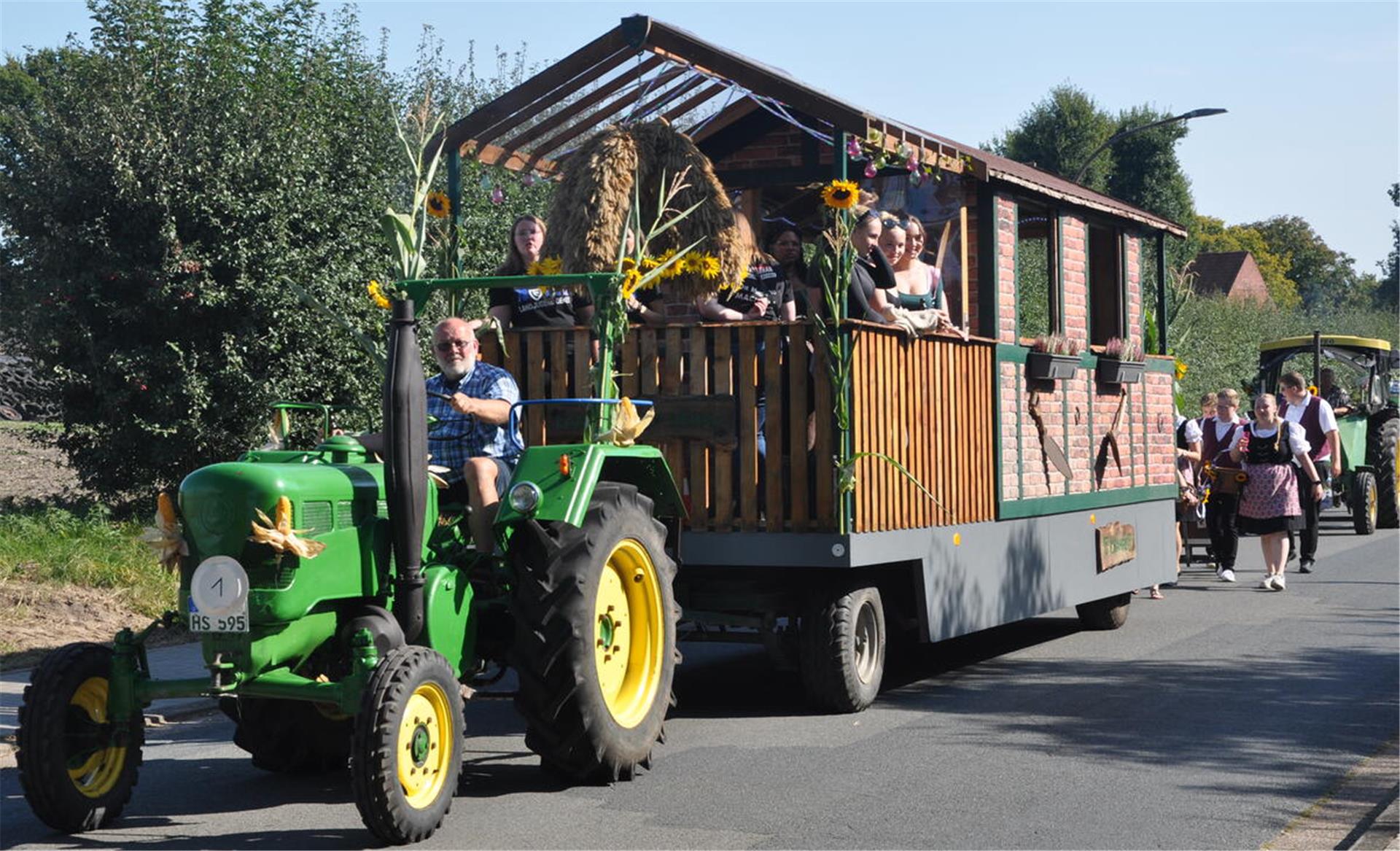 Die Oereler Landjugend in ihrem Erntewagen.