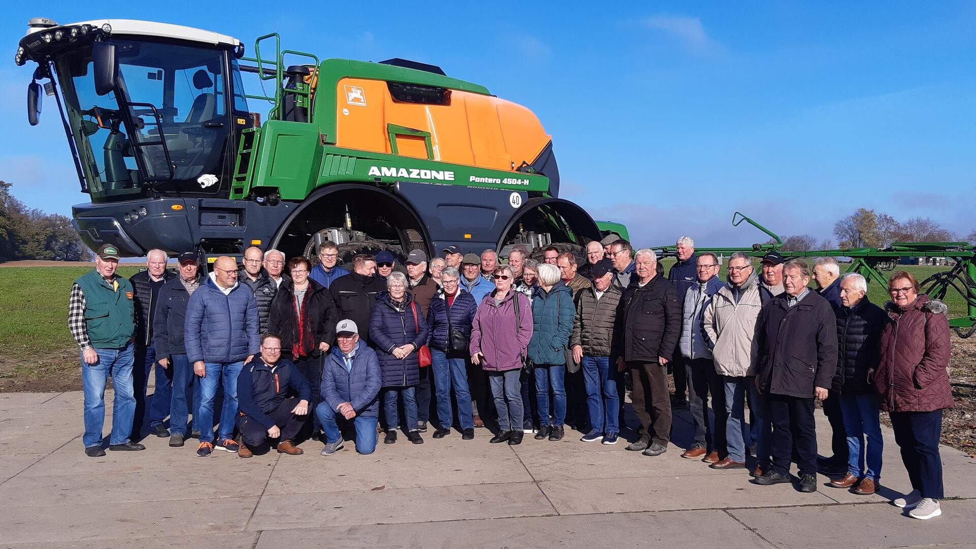 Gruppenfoto vor Landmaschine Blauer Himmel