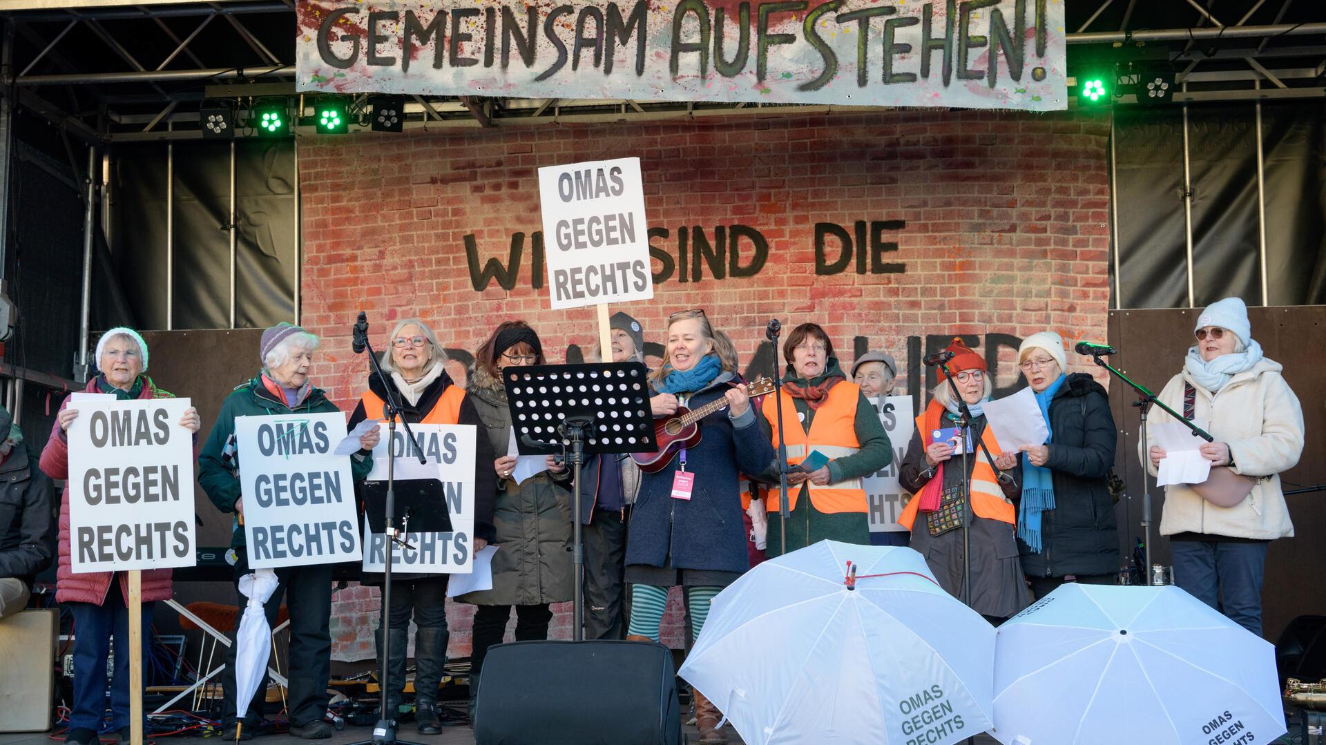 Die „Omas gegen Rechts“ sind bei Protest-Demos in Bremerhaven meist stark vertreten.