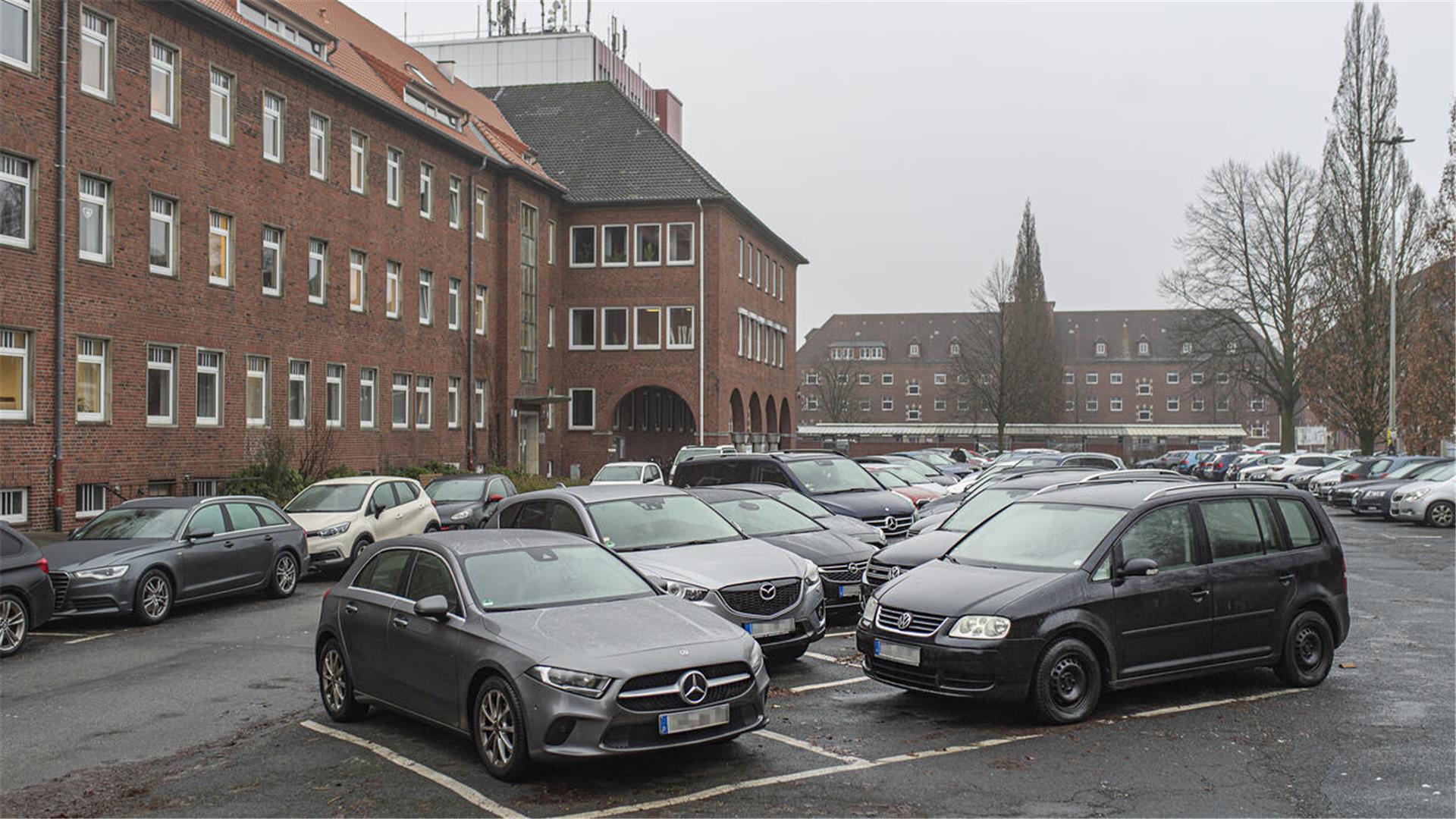 Parkplatz vorm Stadthaus 1 in Bremerhaven. 