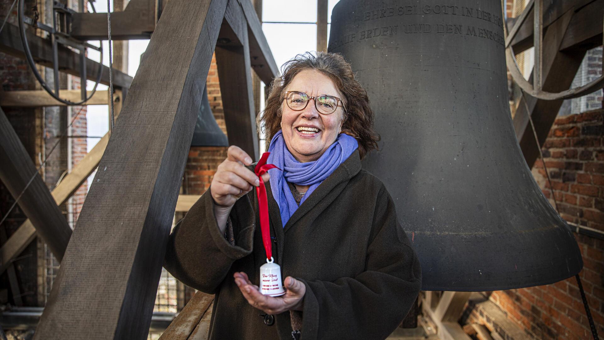 Frau mit Glocken