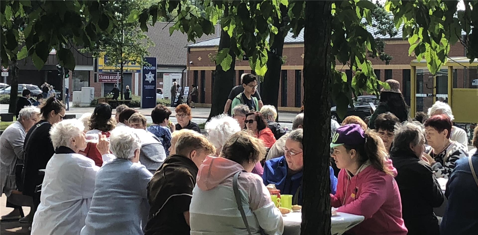 Die Plätze beim „Frühstück für alle“ auf dem Julius-Leber-Platz in Leherheide waren schnell belegt. Es mussten zusätzliche Bänke herangeschafft werden.