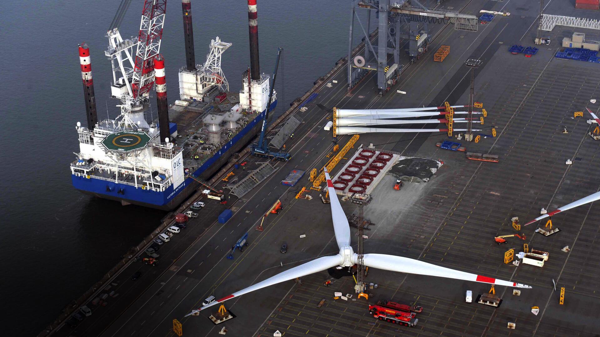 Schiff wird mit Rotorblättern beladen. 