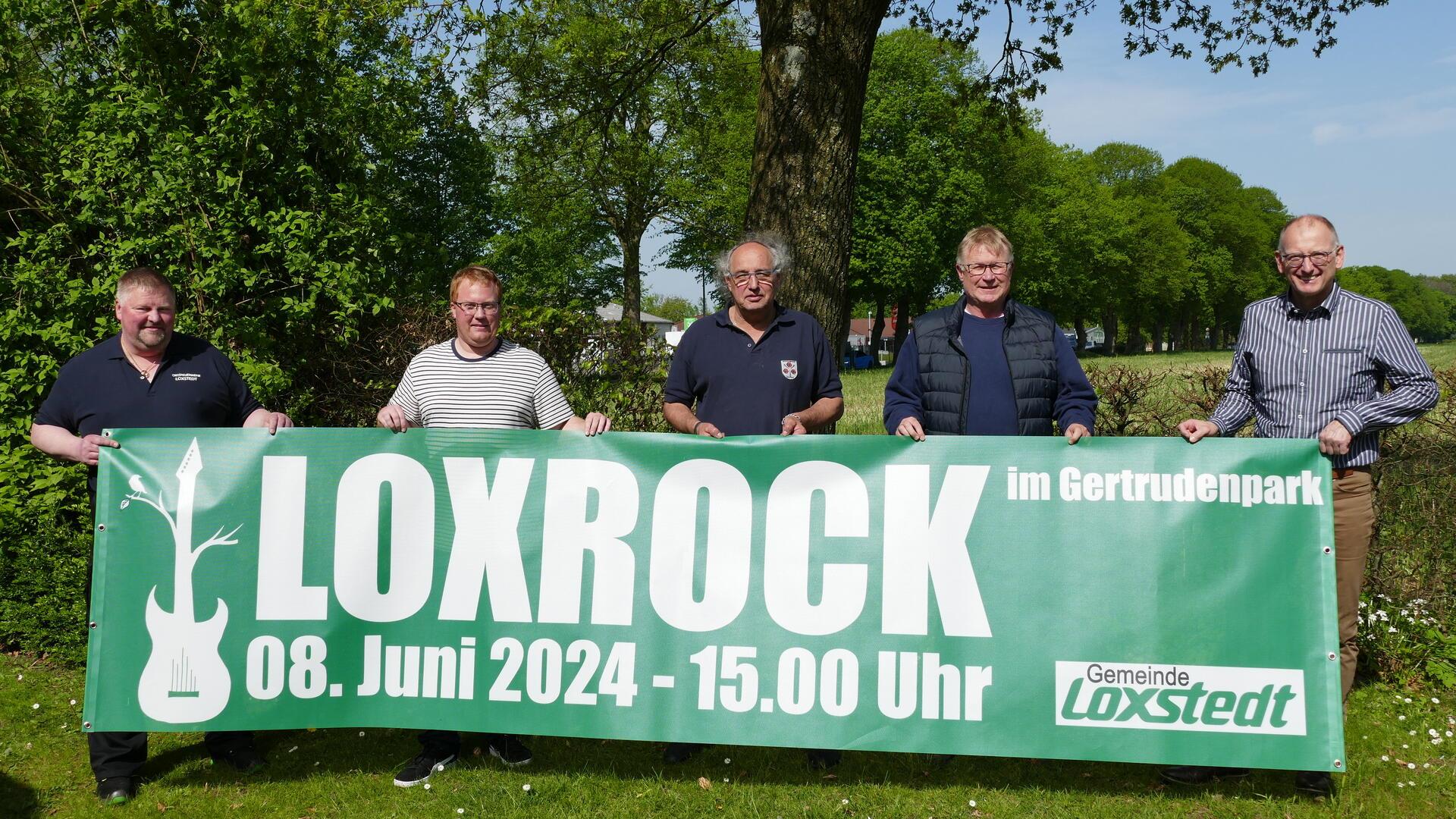 Die Planungen für das Loxrock-Festival am 8. Juni laufen: Loxstedts Ortsbrandmeister Michael Wilcks, Jugendpfleger Jannik Böckhaus-Müller, Loxstedts stellvertretender Ortsbrandmeister Michael Faißt, Hans-Jörg Pott und Loxstedts Bürgermeister Detlef Wellbrock (v. l.) sind mit den Vorbereitungen beschäftigt und freuen sich schon auf die Open-Air-Veranstaltung.