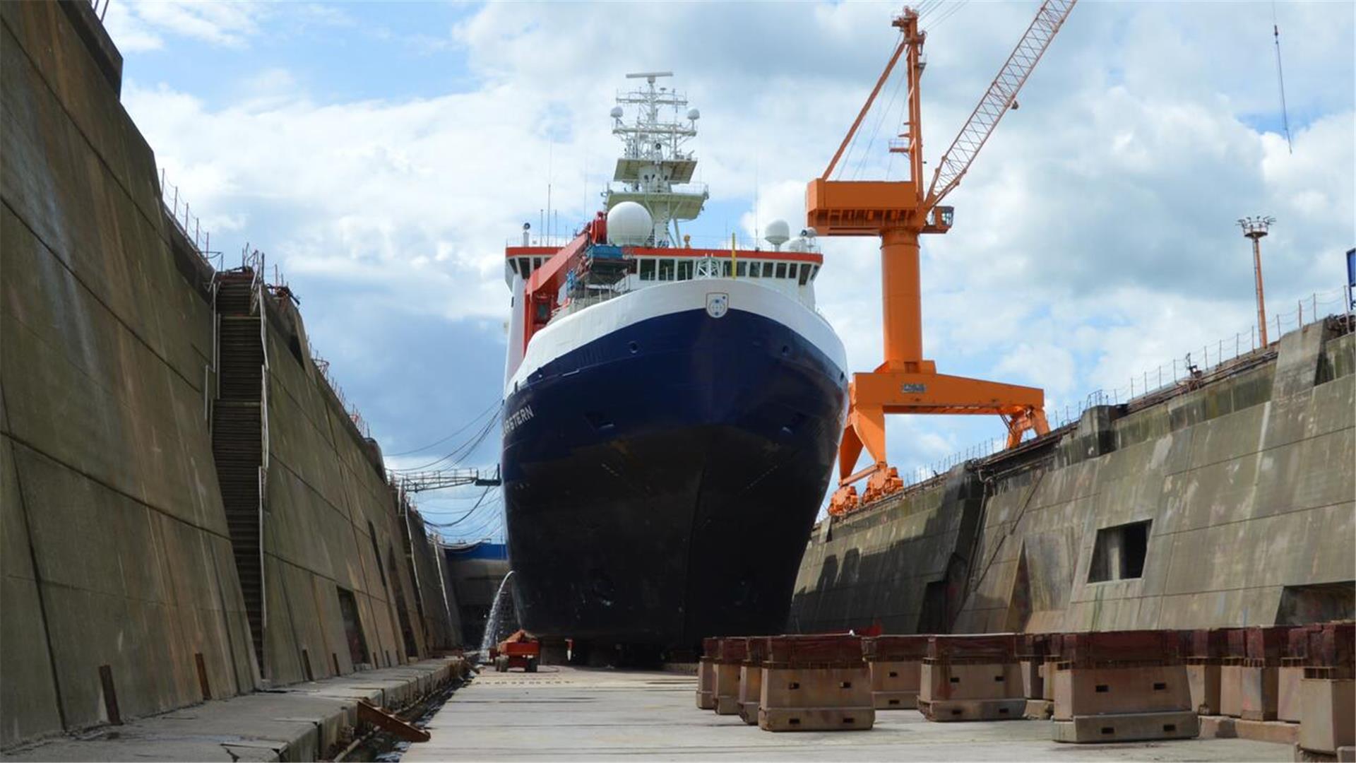 Die „Polarstern“ im Kaiserdock II der Bremerhavener Lloyd Werft. Sogenannte Pallen oder Pallungen aus Beton, Stahl und Holz stützen den bundeseigenen Forschungseisbrecher.