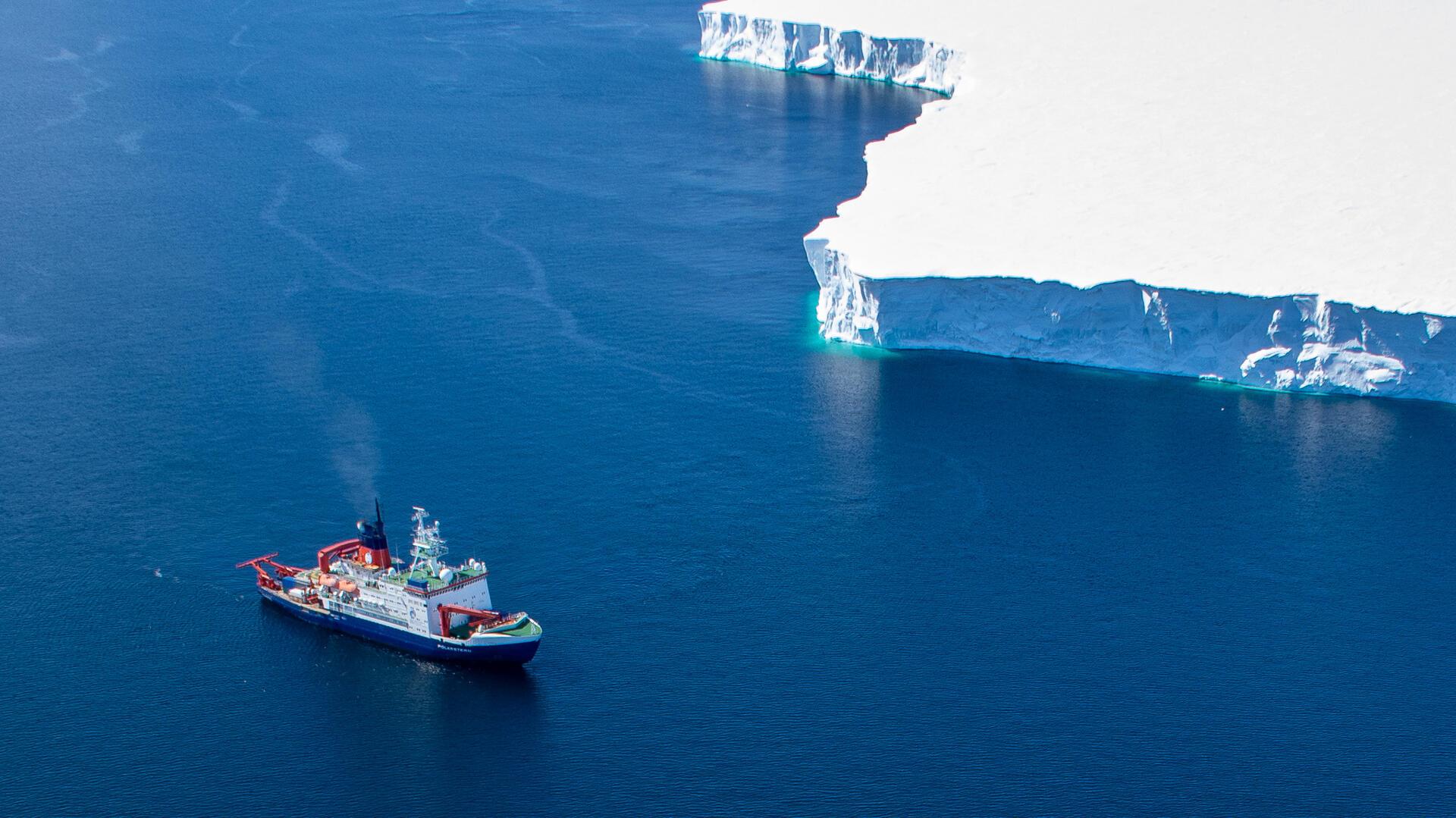 Die „Polarstern“ vor dem Denman-Gletscher in der Ostantarktis.