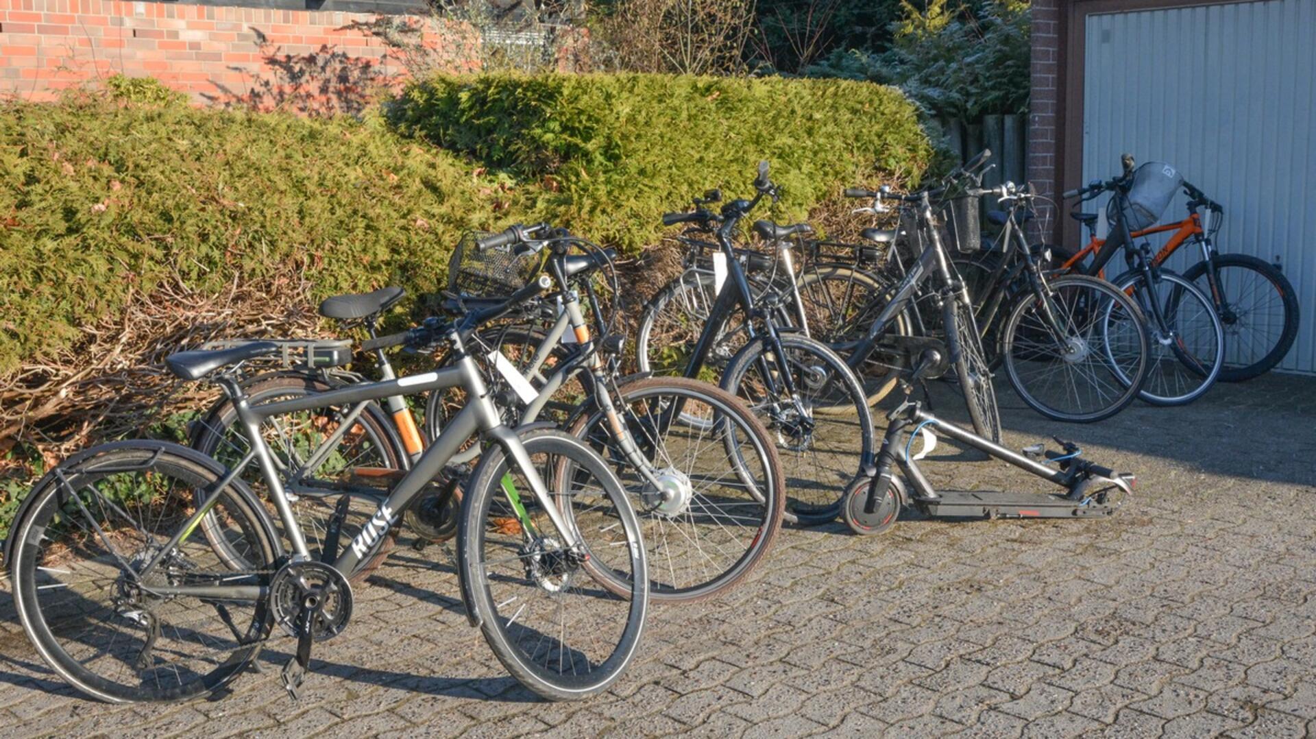 Die Polizei Bremervörde sucht aktuell nach den Besitzern von sieben vermutlich geklauten Fahrrädern und einem E-Scooter. 