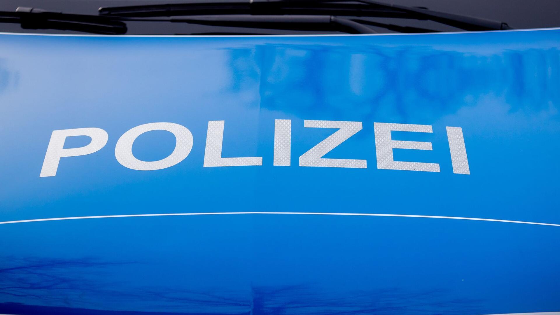 Die Polizei Rotenburg bittet um Hinweise zum Unfallflüchtigen.