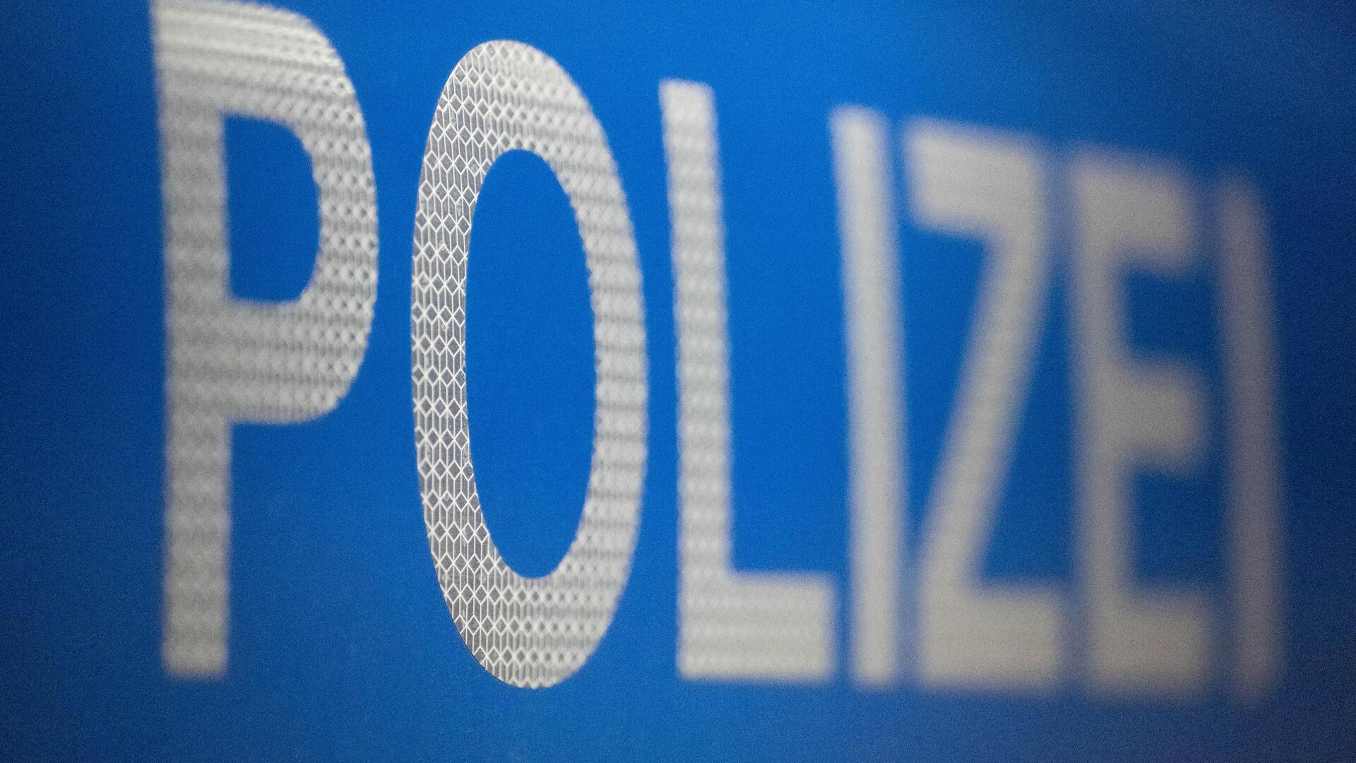 Polizei-Schriftzug auf einem Fahrzeug