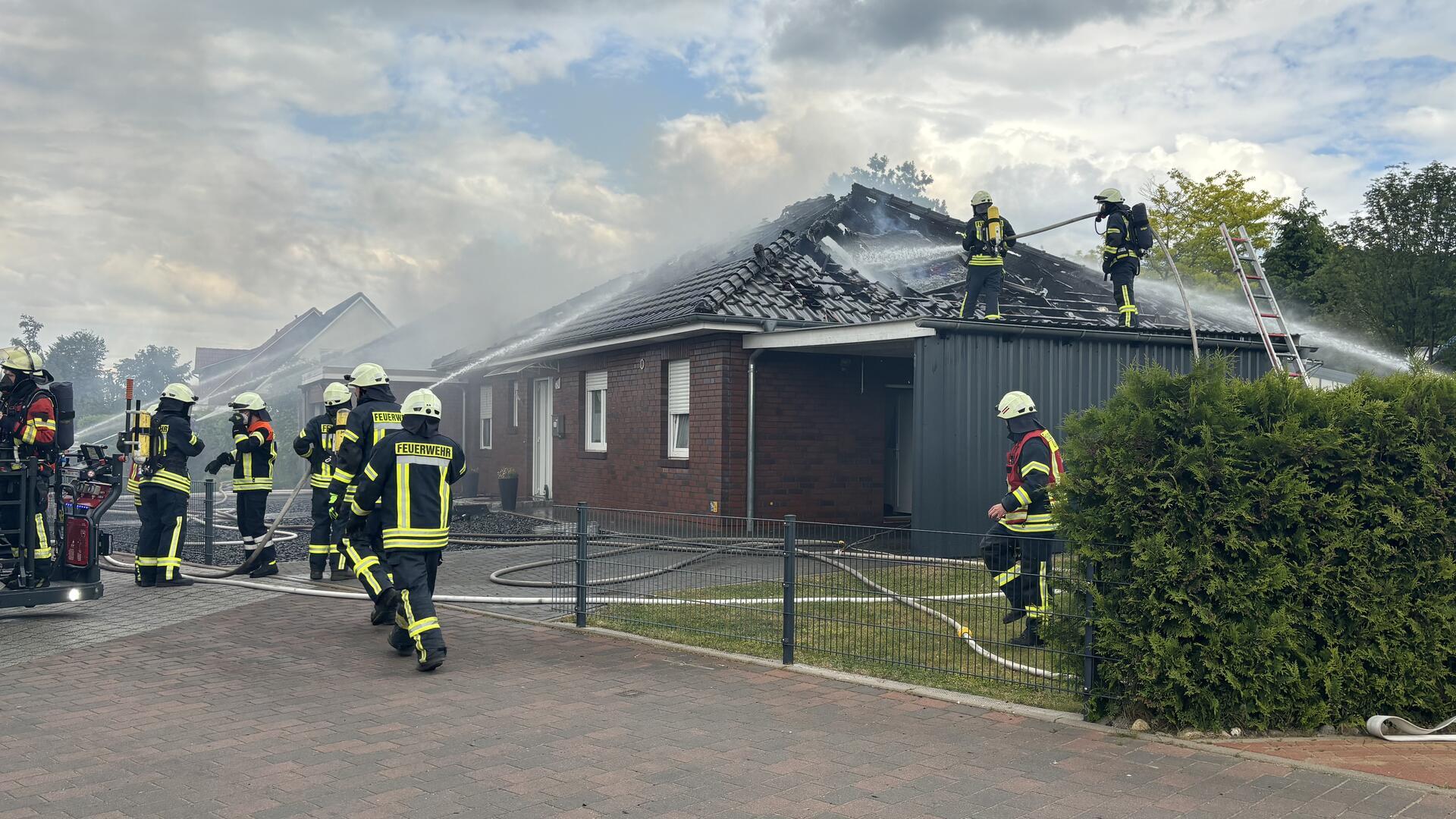 Die Polizei hat Ermittlungen zur Brandursache aufgenommen.