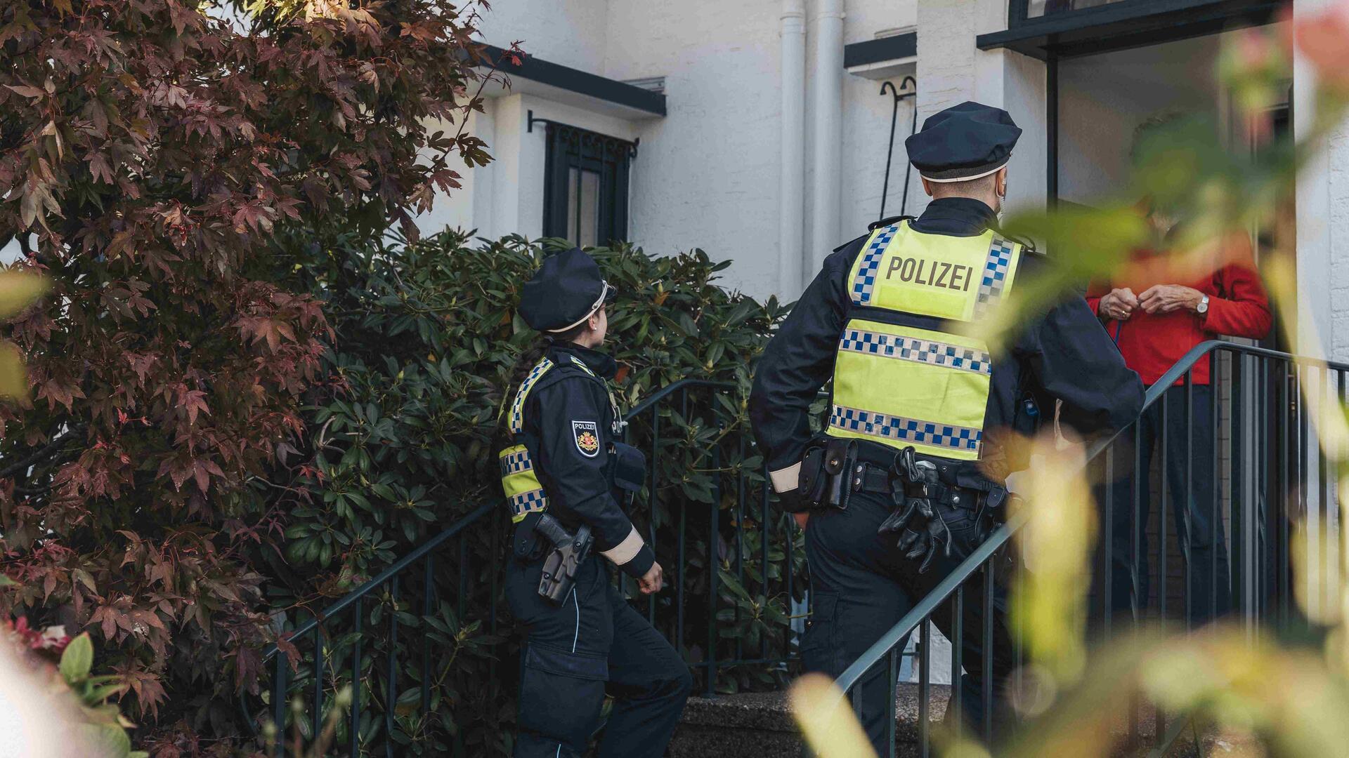 Die Polizei informierte bei der Präventionsaktion „Gemeinsam Wachsam"  Bürgerinnen und Bürger in Bremerhaven über Einbruchschutz.