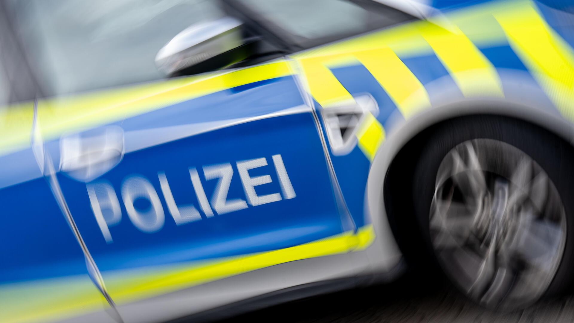 Die Aufschrift Polizei auf blauem Untergrund.