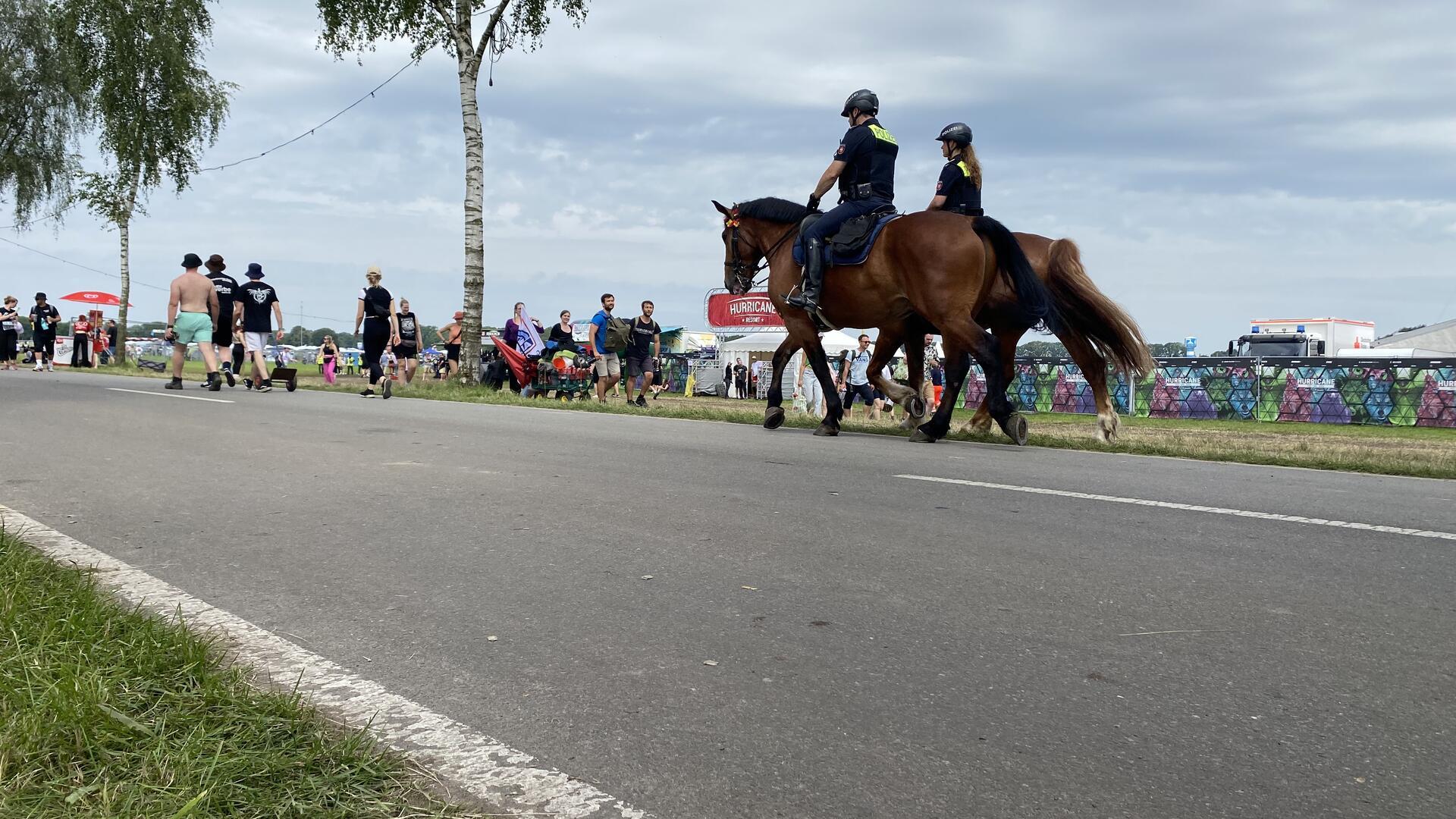 Die Polizei sorgt mit Hilfe ihrer vierbeinigen Kollegen für Ordnung auf dem Hurricane-Gelände.