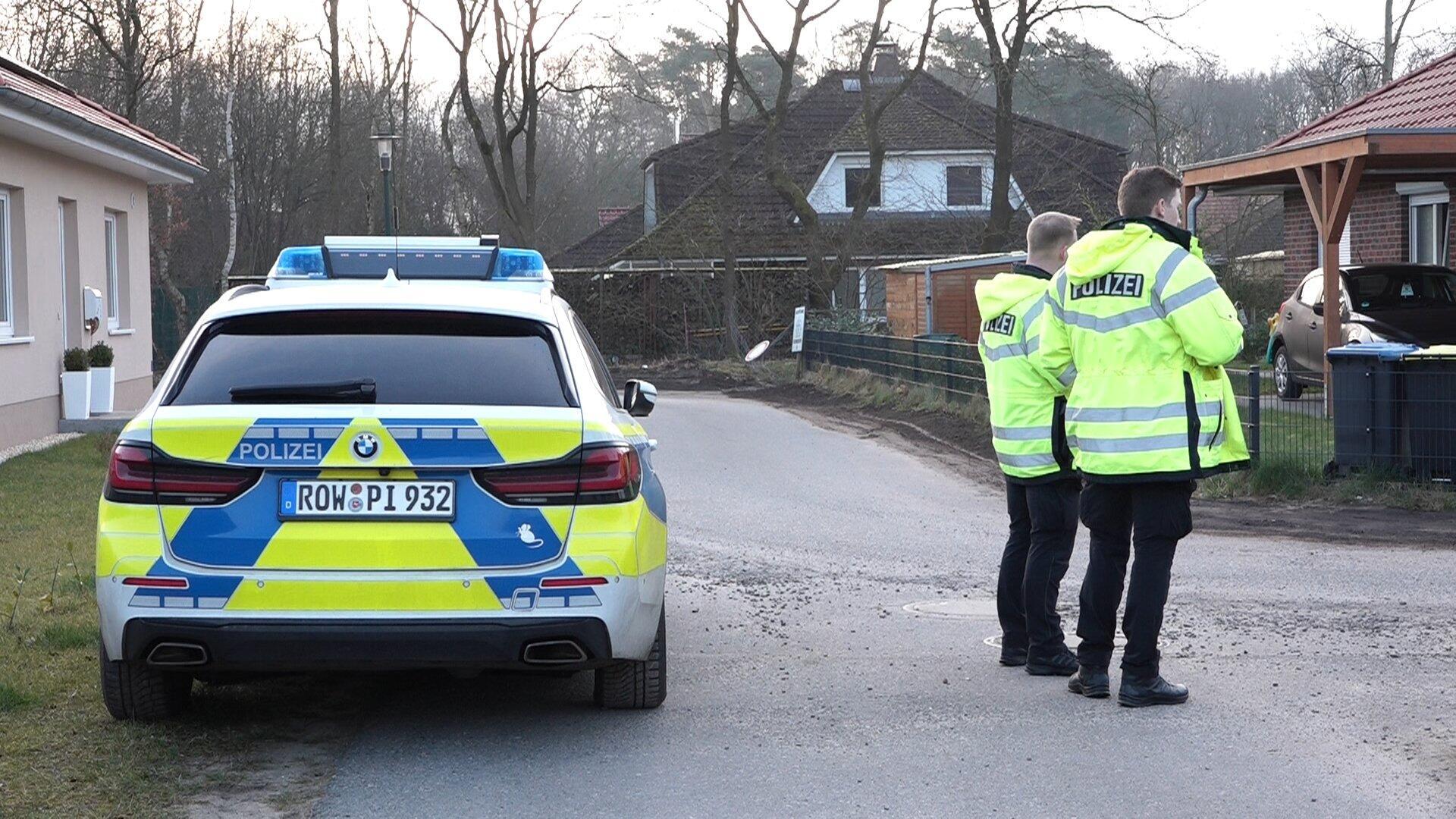 Die Polizei steht in einem Wohngebiet in Bothel, nachdem Schüsse gefallen sind. 