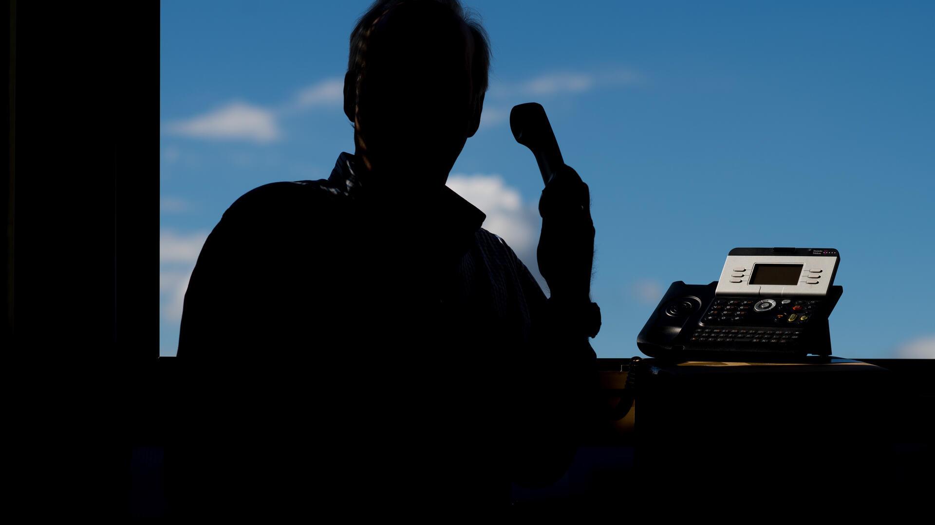 Die Polizei warnt erneut vor Telefonbetrügern, die sich als falsche Polizisten ausgeben und es vor allem auf ältere Menschen abgesehen haben.