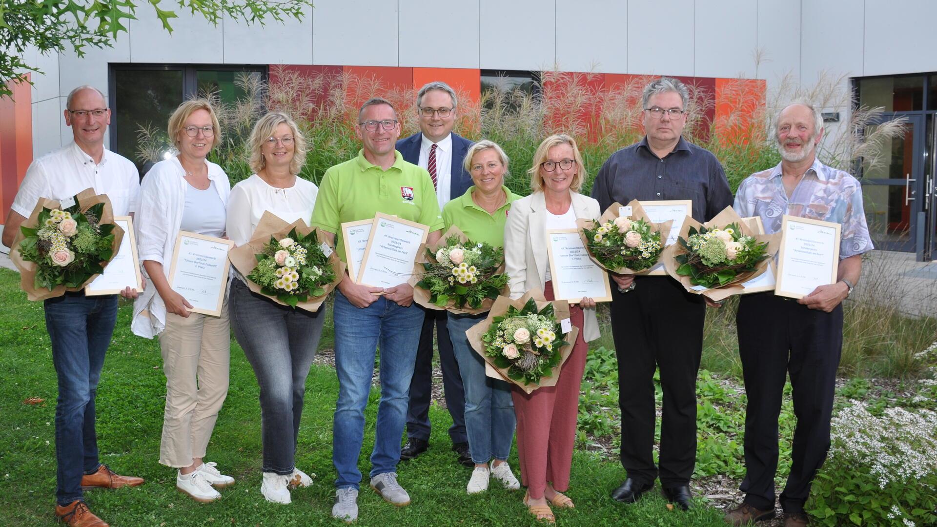 Die Preisträger des 47. Kreiswettbewerbs "Unser Dorf hat Zukunft" mit Landrat Marco Prietz, der in Bremervörde die Urkunden und das Preisgeld in Höhe von insgesamt 20.000 Euro übergeben hat. Den ersten Preis nahm in der Kategorie B Glinstedts Bürgermeister Detlef Kück (links) entgegen, den ersten Preis in der Kategorie A Hepsteds Bürgermeisterin Heidi Stelljes (Dritte von rechts).