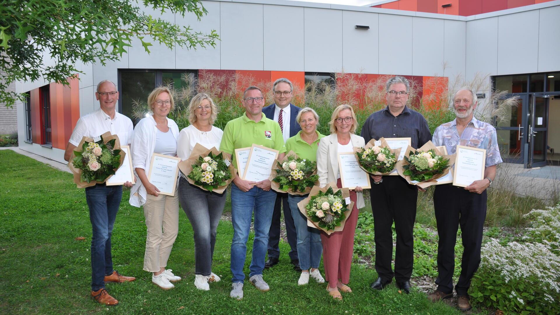 Die Preisträger des 47. Kreiswettbewerbs „Unser Dorf hat Zukunft“ mit Landrat Marco Prietz, der in Bremervörde die Urkunden und das Preisgeld in Höhe von insgesamt 20.000 Euro übergeben hat. Den ersten Preis nahm in der Kategorie B Glinstedts Bürgermeister Detlef Kück (links) entgegen, den ersten Preis in der Kategorie A Hepsteds Bürgermeisterin Heidi Stelljes (Dritte von rechts).