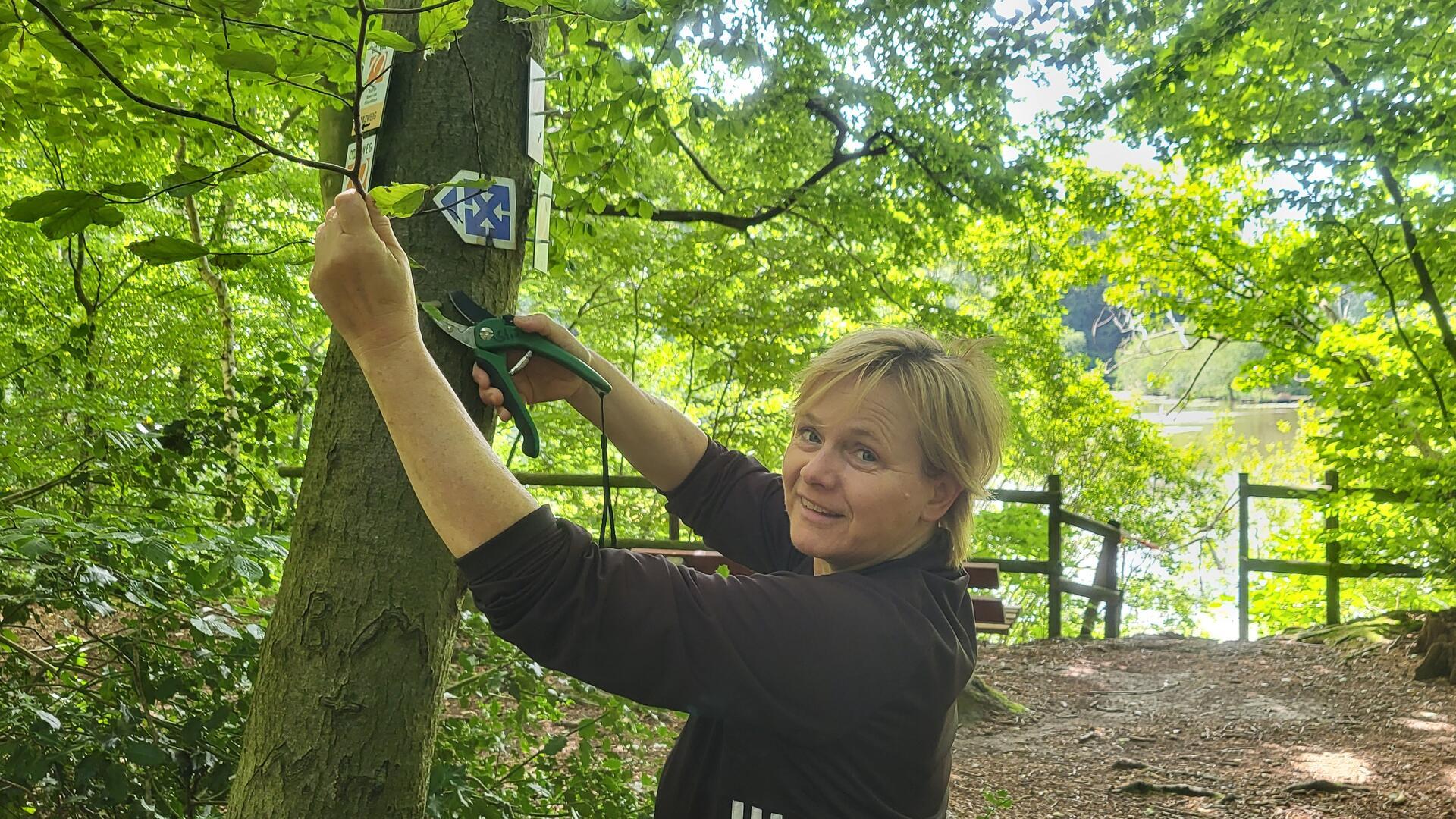 Die Projekt-Initiatoren bei der Arbeit: Andrea und Thomas Stift markieren den neuen „Ortsweg Rund um Bevern und Plönjeshausen“.