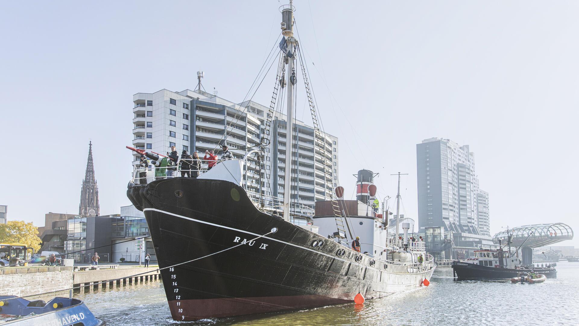 Die „RAU IX“ wird vom Museumshafen in den Neuen Hafen verholt. Das Manöver ist für viele ein sehenswürdiges Ereignis.