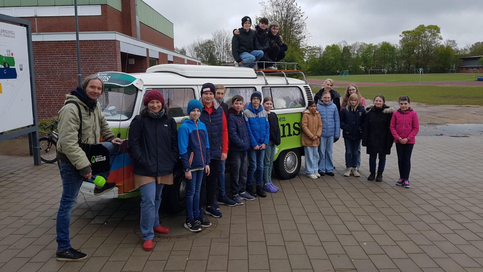 Die Realschüler freuten sich über den Besuch der Bremen1-Moderatoren, die mit einem originellen VW-Bulli anreisten.