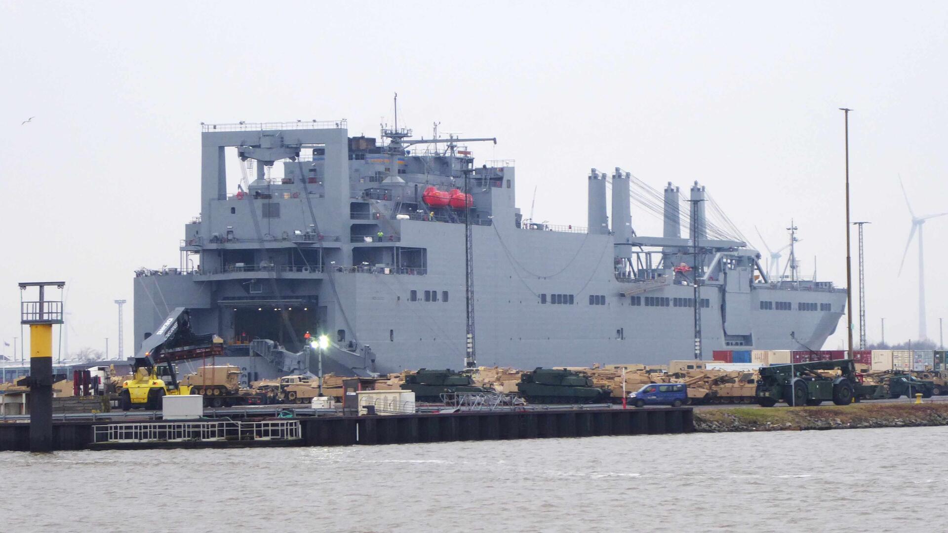 Ein Transportschiff des US-Military Sealift Command liegt an der Kaje.