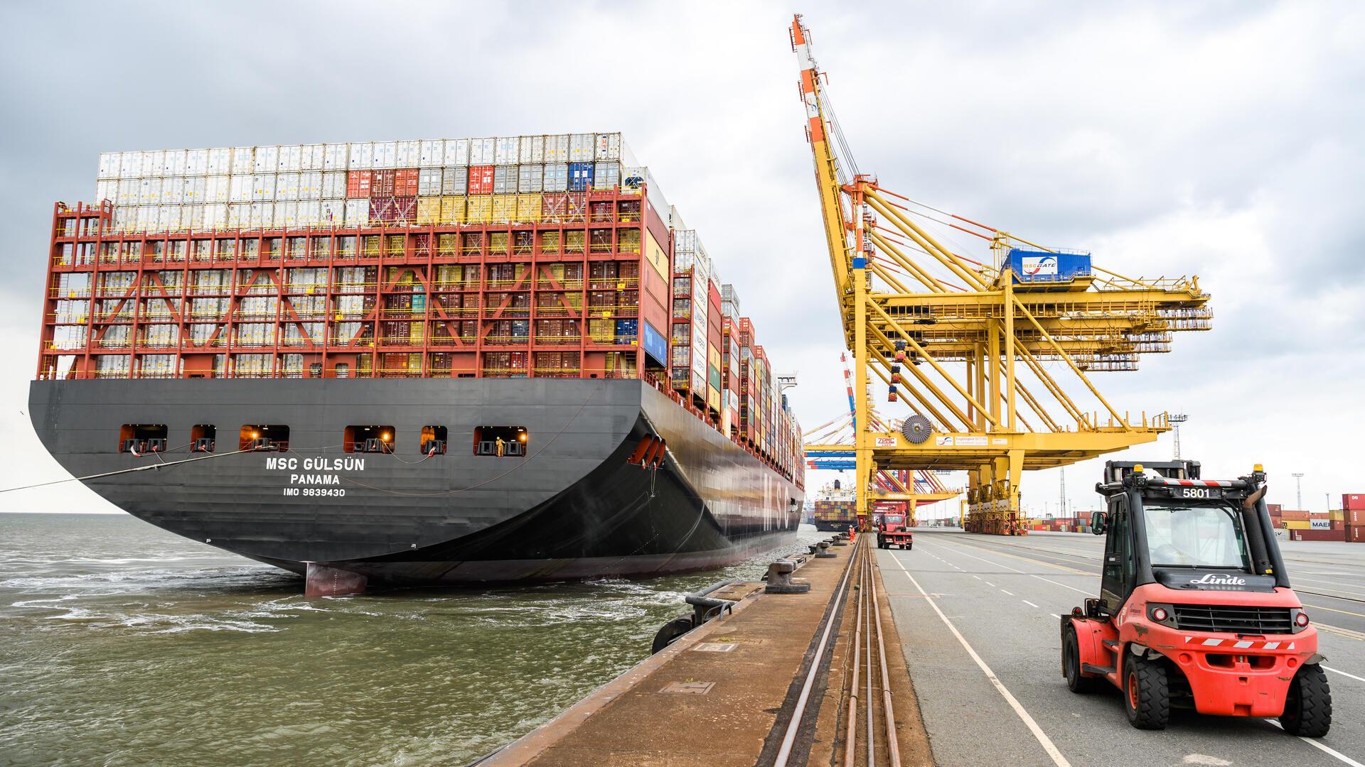 Containerschiff legt an der Stromkaje an.