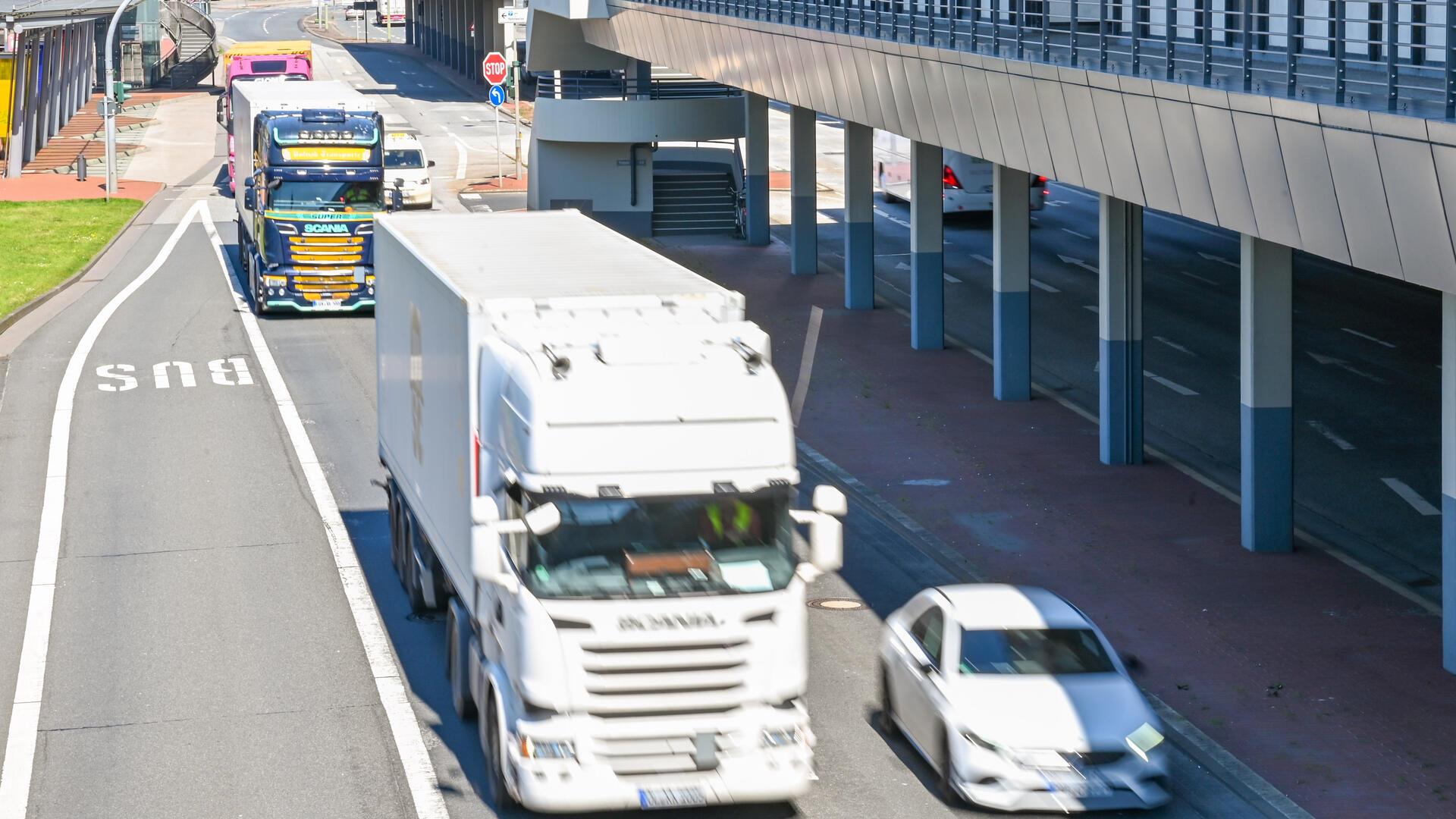 Schwerlastverkehr auf der Columbusstraße.