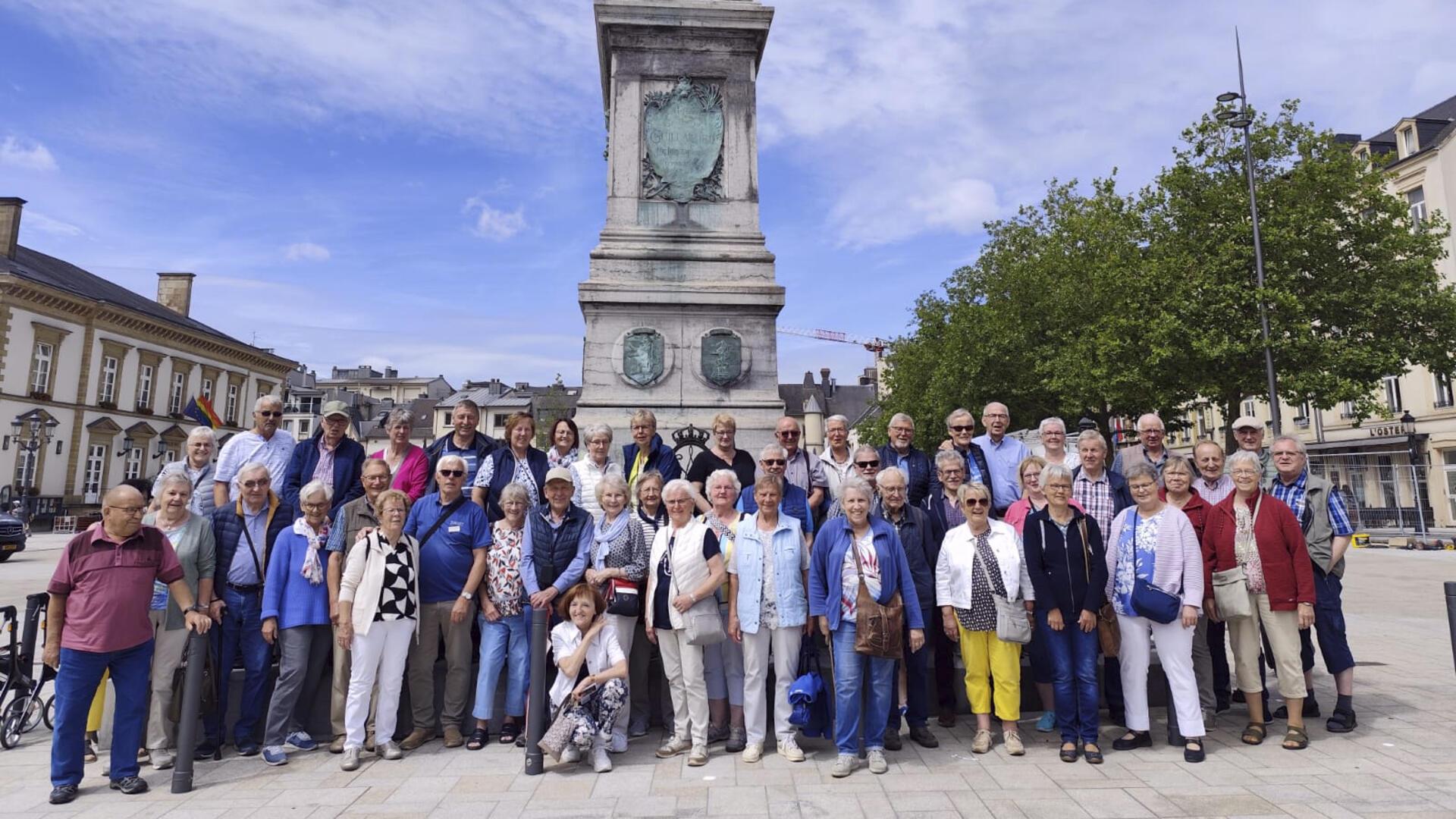 Die Reisegruppe des DRK Oerel auf dem Place Guillaume II in Luxemburg.