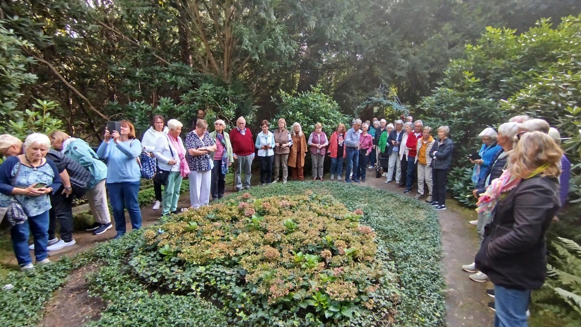 Die Reisegruppe besucht das Grab von Jan Fedder.