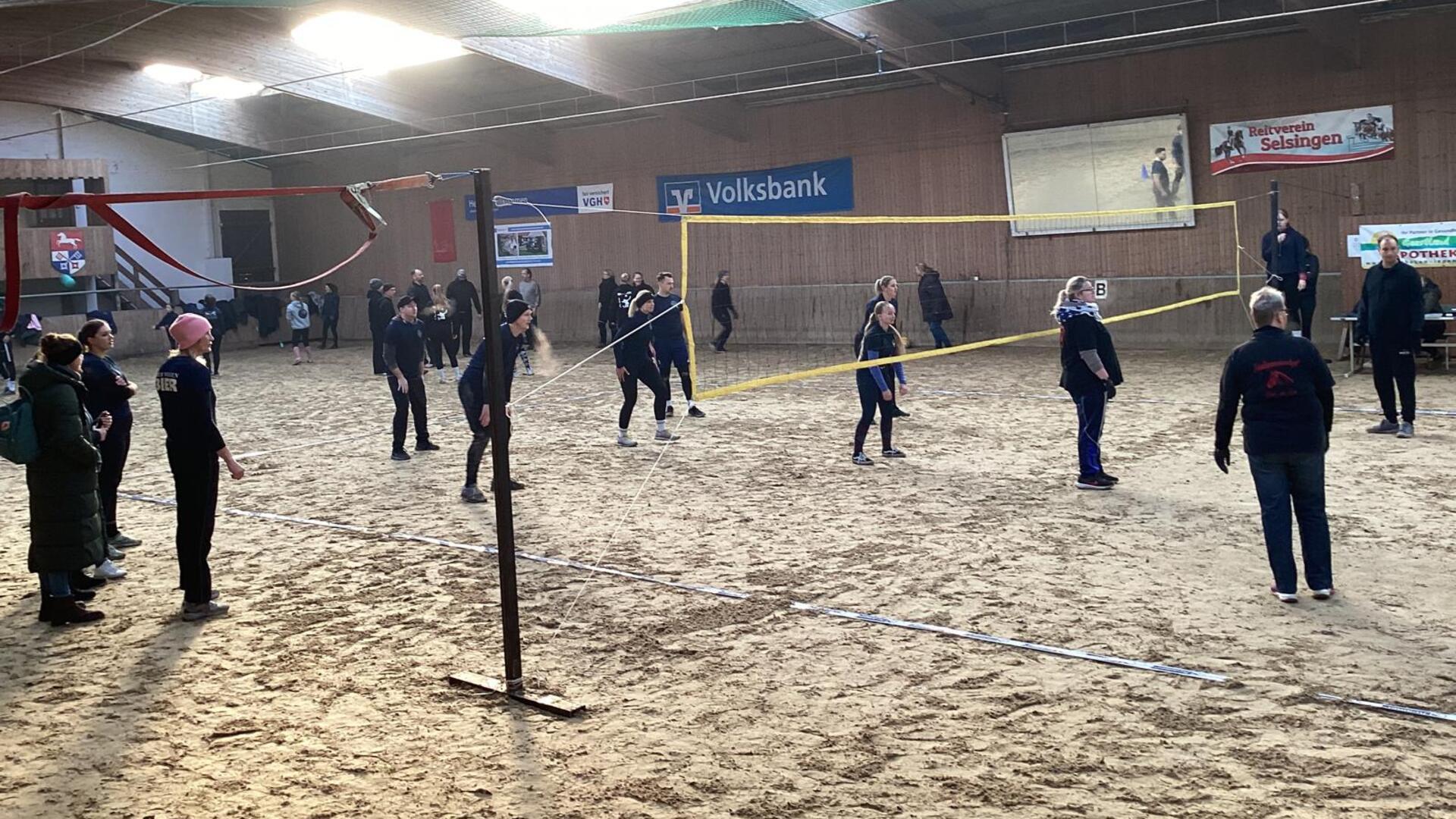 Die Reithalle diente als Volleyballfeld.