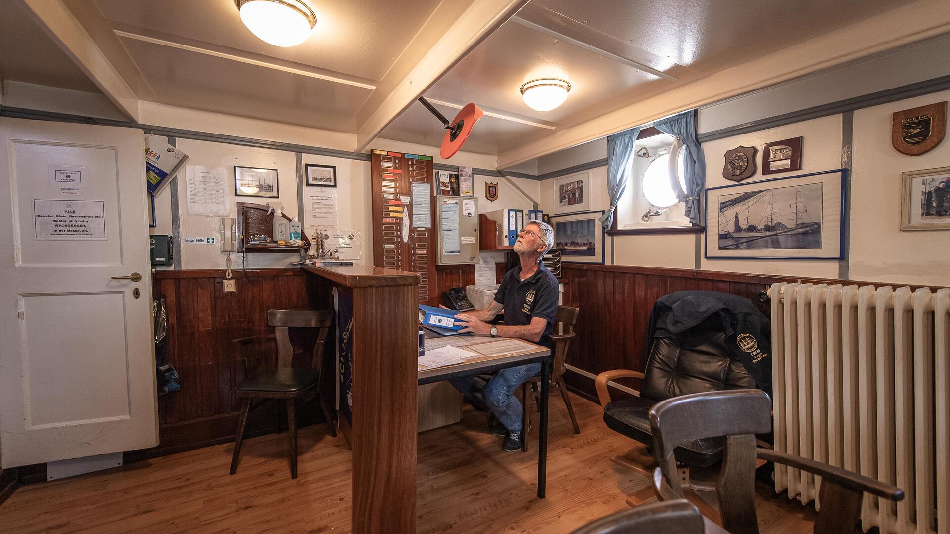 Die Rezeption: Das Büro der Wachgänger kennt, wer auf dem Schiff übernachtet. Am Abend und in der Nacht gehört das Schiff ihnen und den Gästen. Jürgen Woriescheck ist einer von sieben Wachgängern.