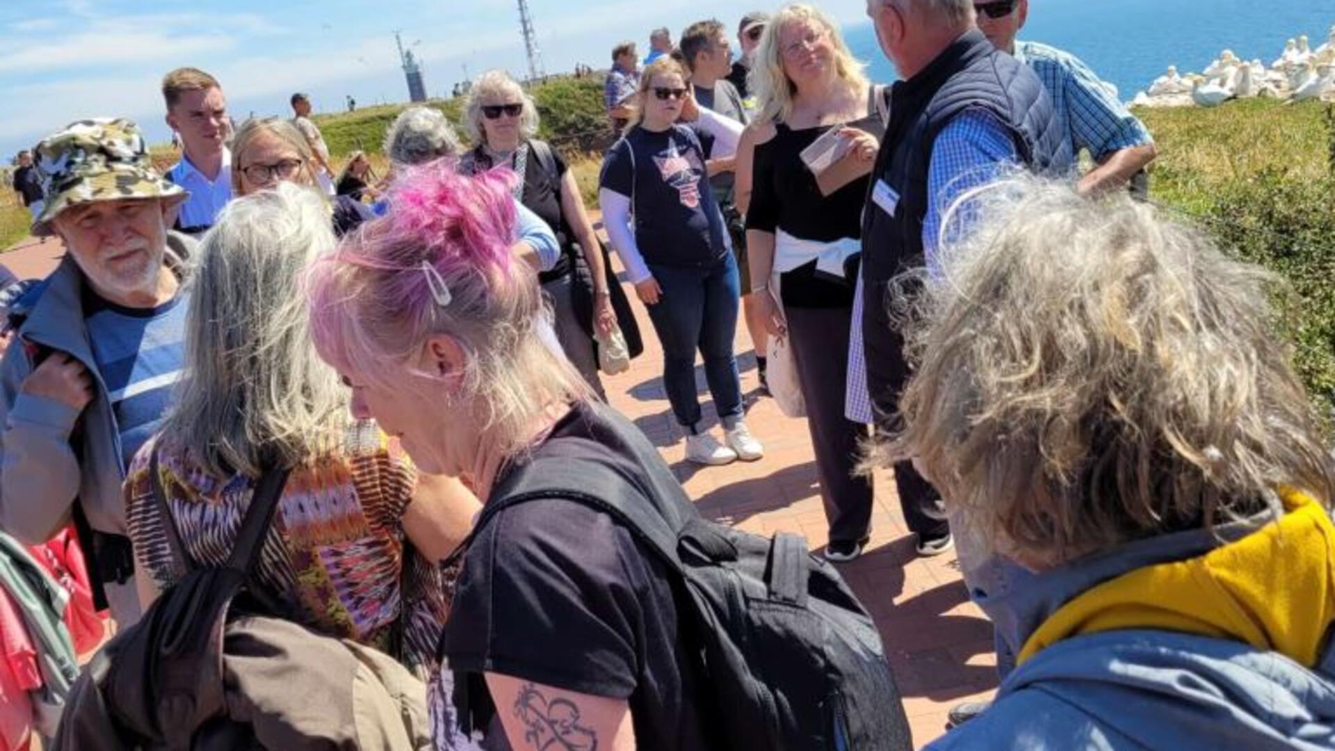 Die Landfrauen spazieren auf Helgoland. 