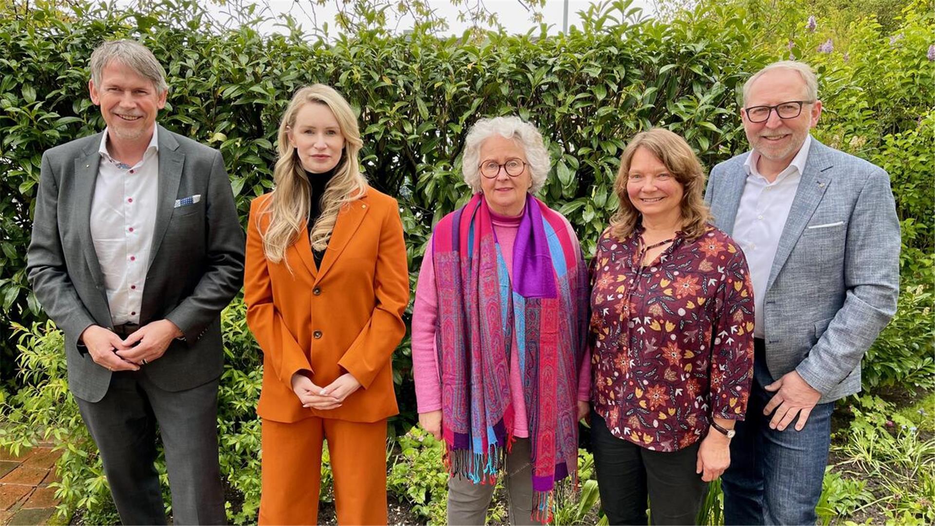 Die Rotarier spenden 5.000 Euro für die Krebsfürsorge Bremervörde-Zeven: Rotary-Präsident Arne Suter (von rechts) mit Susanne Hamborg-Burfeind und Barbara Illig von der Krebsfürsorge sowie die Rotarier Katrin Daub und Marco Tulodetzki.