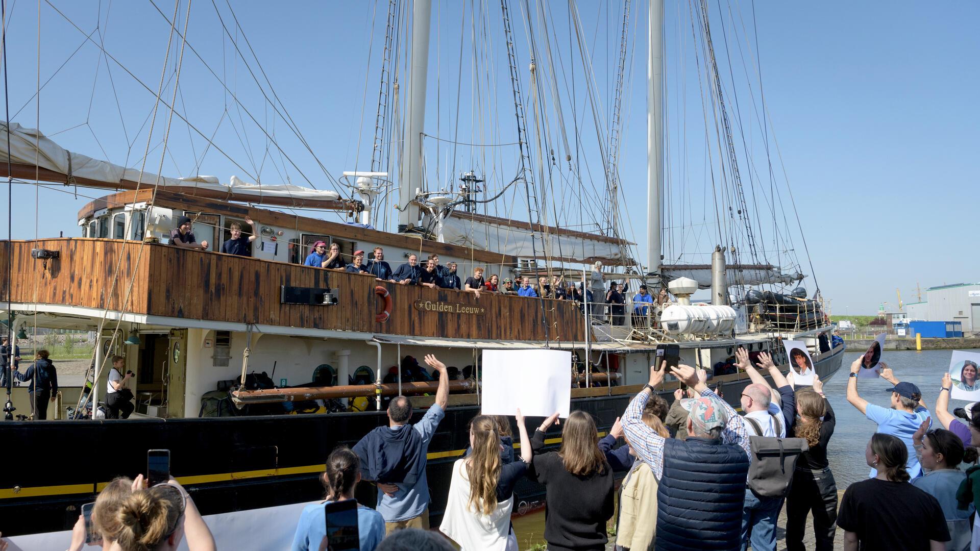 Die "Gulden Leeuw" fährt in den Hafen in Bremerhaven ein. 