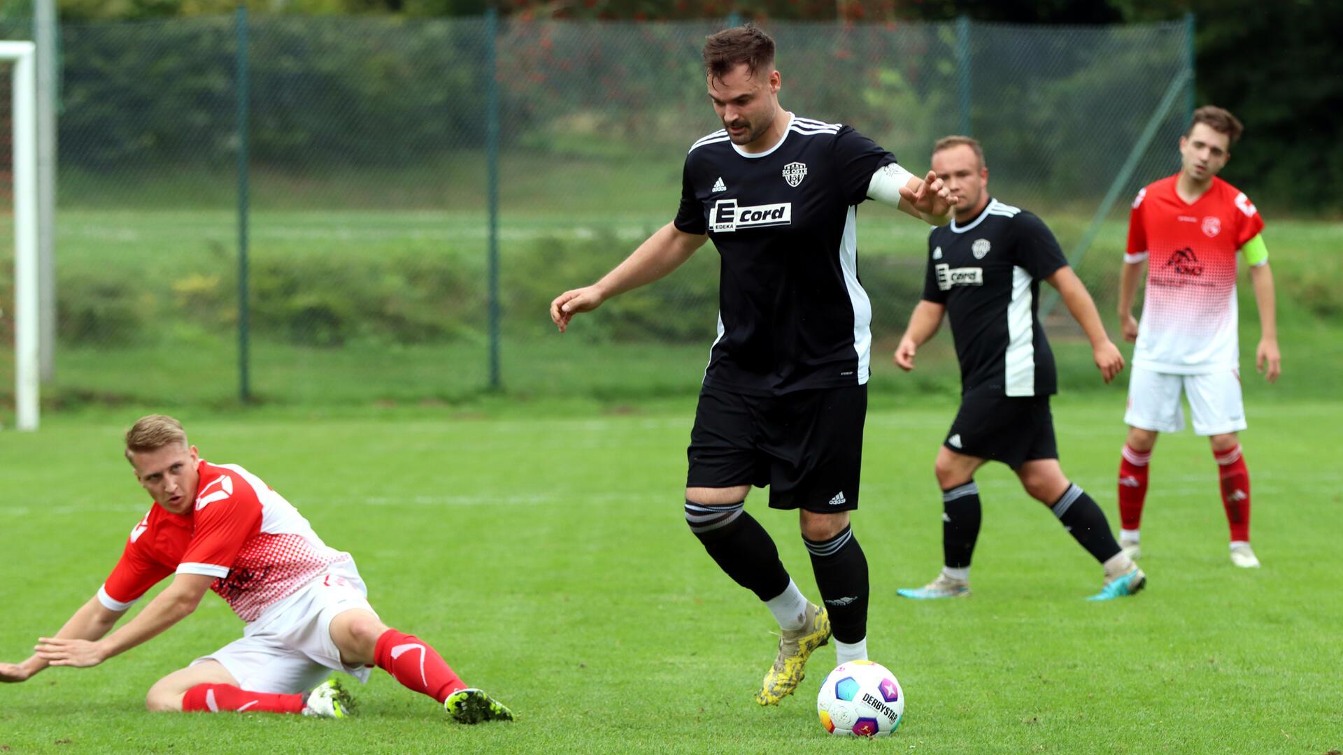 Die SG Oste II - hier mit Marvin Kriegelsteiner am Ball - verlor 0:7 bei Oldendorf II.