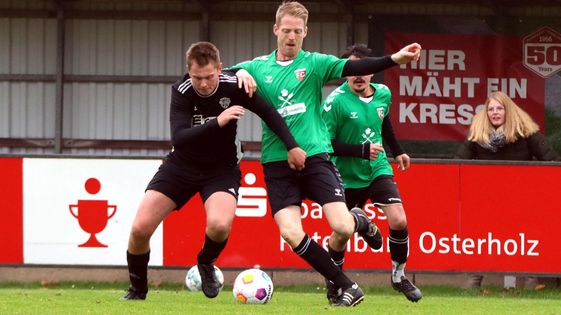 Die SG Oste, hier mit Maximilian Buck (li.), kassierte eine 0:2-Niederlage beim FC Ostereistedt/Rhade II.